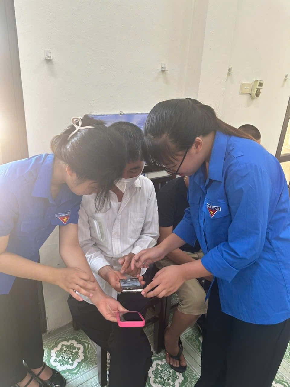 ĐOÀN THANH NIÊN XÃ XUÂN TRÚC  RA QUÂN HỖ TRỢ NHÂN DÂN SỬ DỤNG DỊCH VỤ CÔNG TRỰC TIẾP VÀ TRỰC TUYẾN