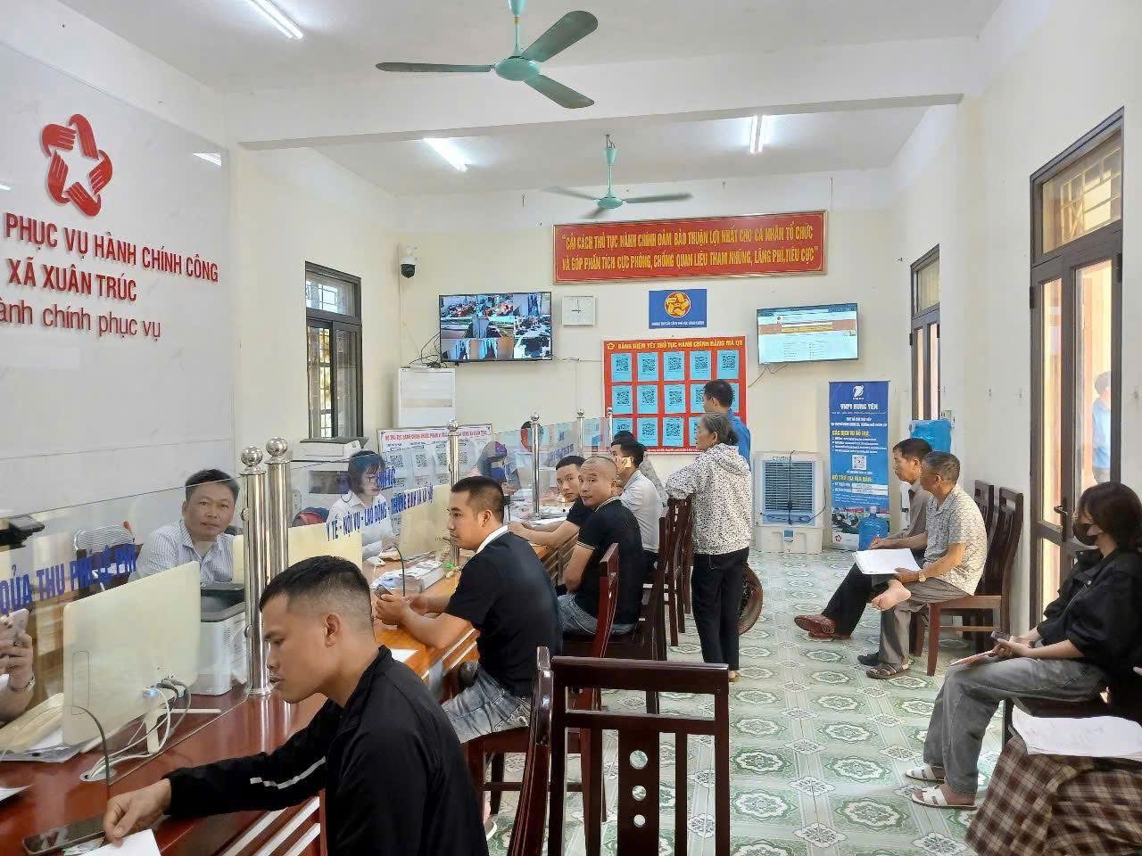 Trung tâm Phục vụ hành chính công xã Xuân Trúc sau vận hành mô hình chính quyền địa phương 2 cấp hoạt động thông suốt, hiệu quả
