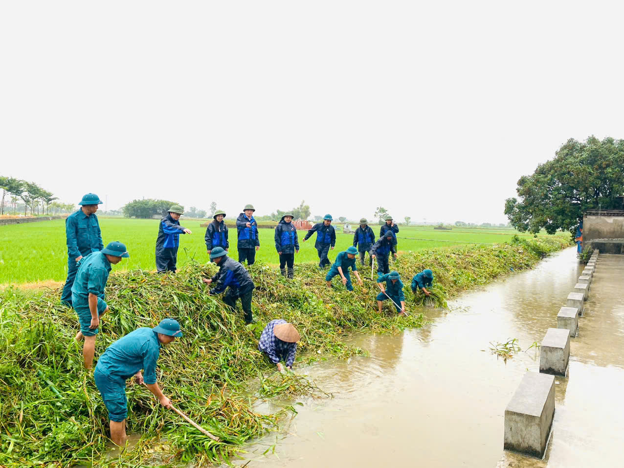 Các đồng chí lãnh đạo xã kiểm tra công tác phòng, chống cơn bão số 3
