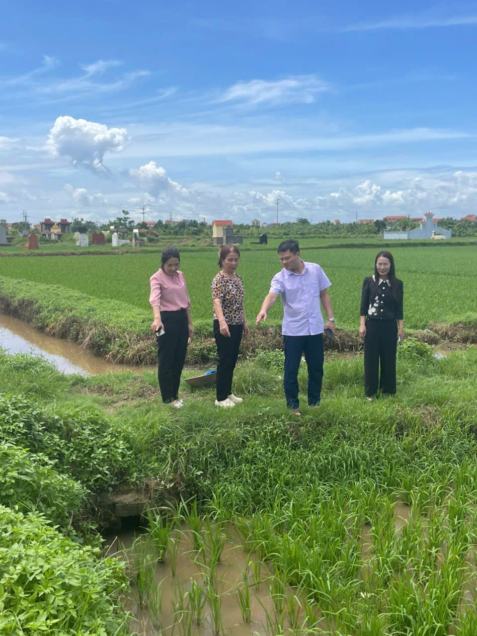 Đồng chí Phạm Khắc Huân, Phó Bí thư Đảng Uỷ, Chủ tịch UBND xã kiểm tra sau bão số 3