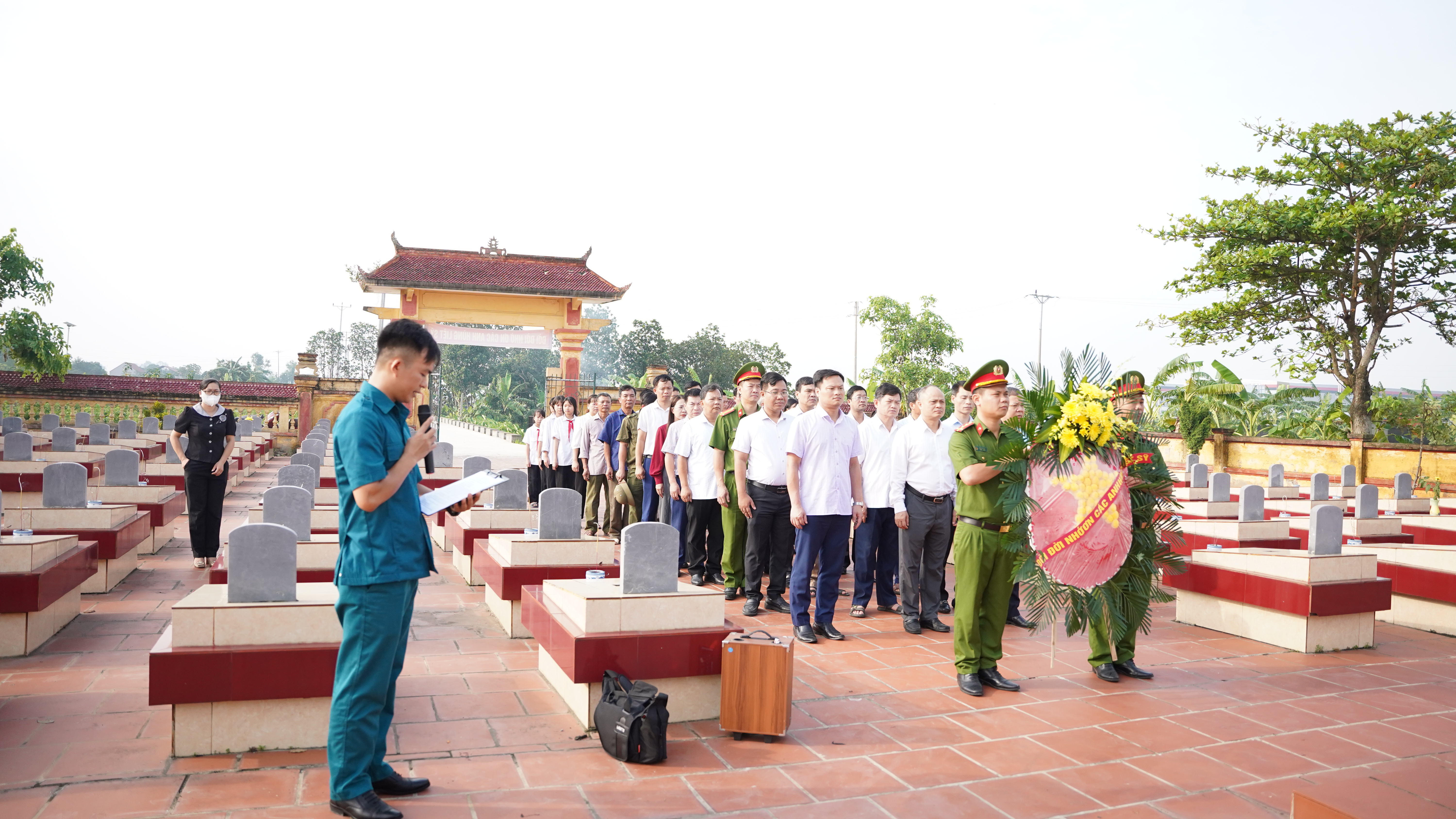 Xã Xuân Trúc tổ chức lễ dâng hương, dâng hoa, tưởng niệm các Anh hùng, liệt sỹ nhân kỉ niệm 78 năm ngày thương binh liệt sỹ