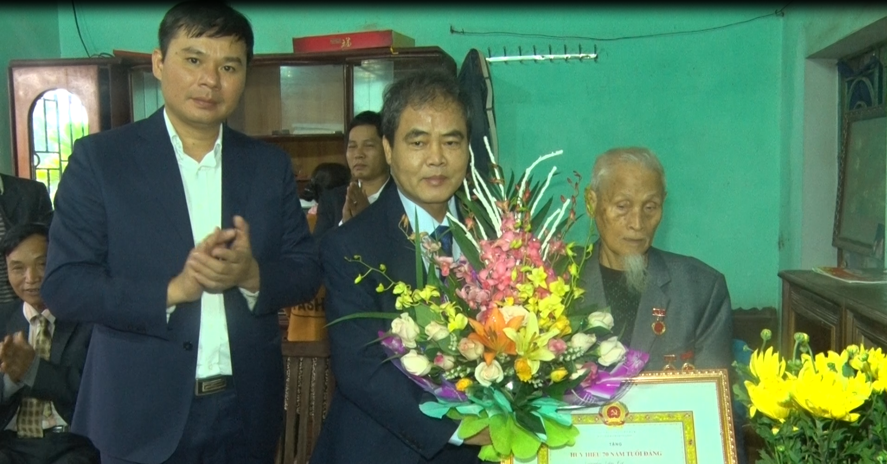 Đồng chí Lê Văn Hưng - Uỷ viên BTV Tỉnh uỷ - Trưởng ban Tổ chức Tỉnh ủy trao tặng huy hiệu 70 năm tuổi Đảng tại Ân Thi