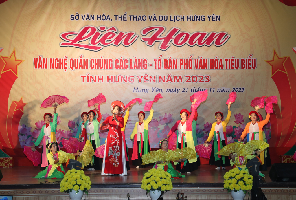 Liên hoan văn nghệ quần chúng các làng, tổ dân phố văn hóa tiêu biểu