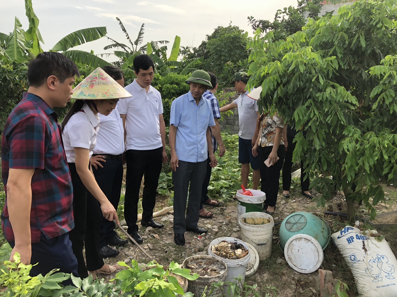 Đồng chí Lưu Trọng Tuấn, Phó Bí thư Thường trực Huyện ủy, Chủ tịch HĐND huyện: Kiểm tra tiến độ thực hiện Đề án “Phân loại, xử lý rác tại hộ gia đình bằng chế phẩm IMO”