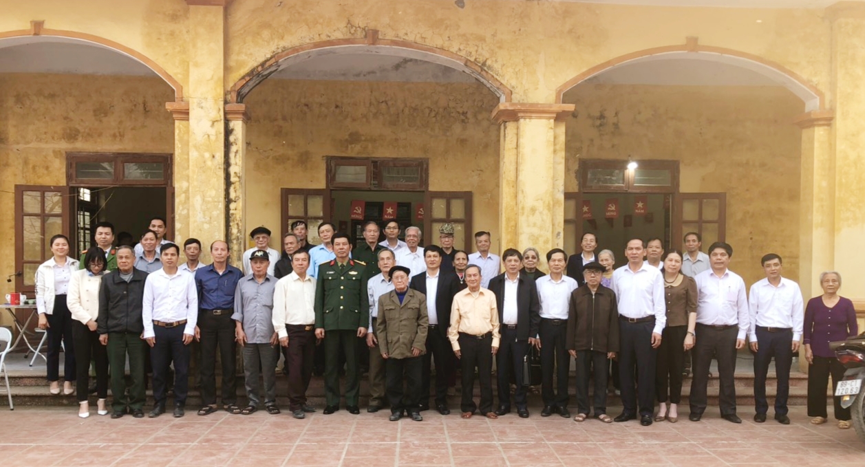 Đại tá Tô Thành Quyết, Ủy viên Ban Thường vụ Tỉnh ủy, Chỉ huy trưởng Bộ Chỉ huy quân sự tỉnh dự sinh hoạt chi bộ thôn Cù Tu, xã Xuân Trúc