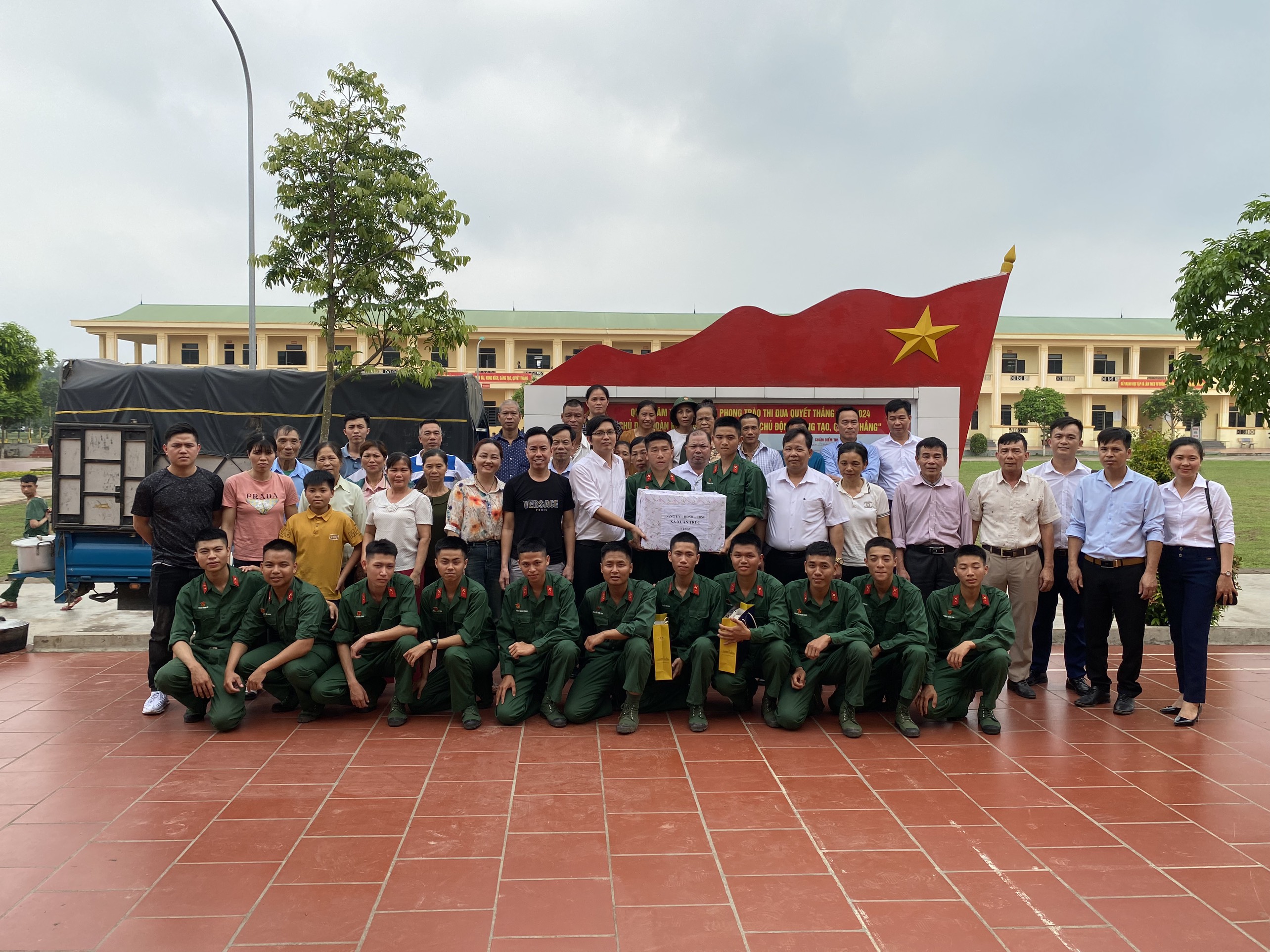 XÃ XUÂN TRÚC TỔ CHỨC THĂM HỎI, ĐỘNG VIÊN TÂN BINH ĐANG HUẤN LUYỆN TẠI BẮC GIANG