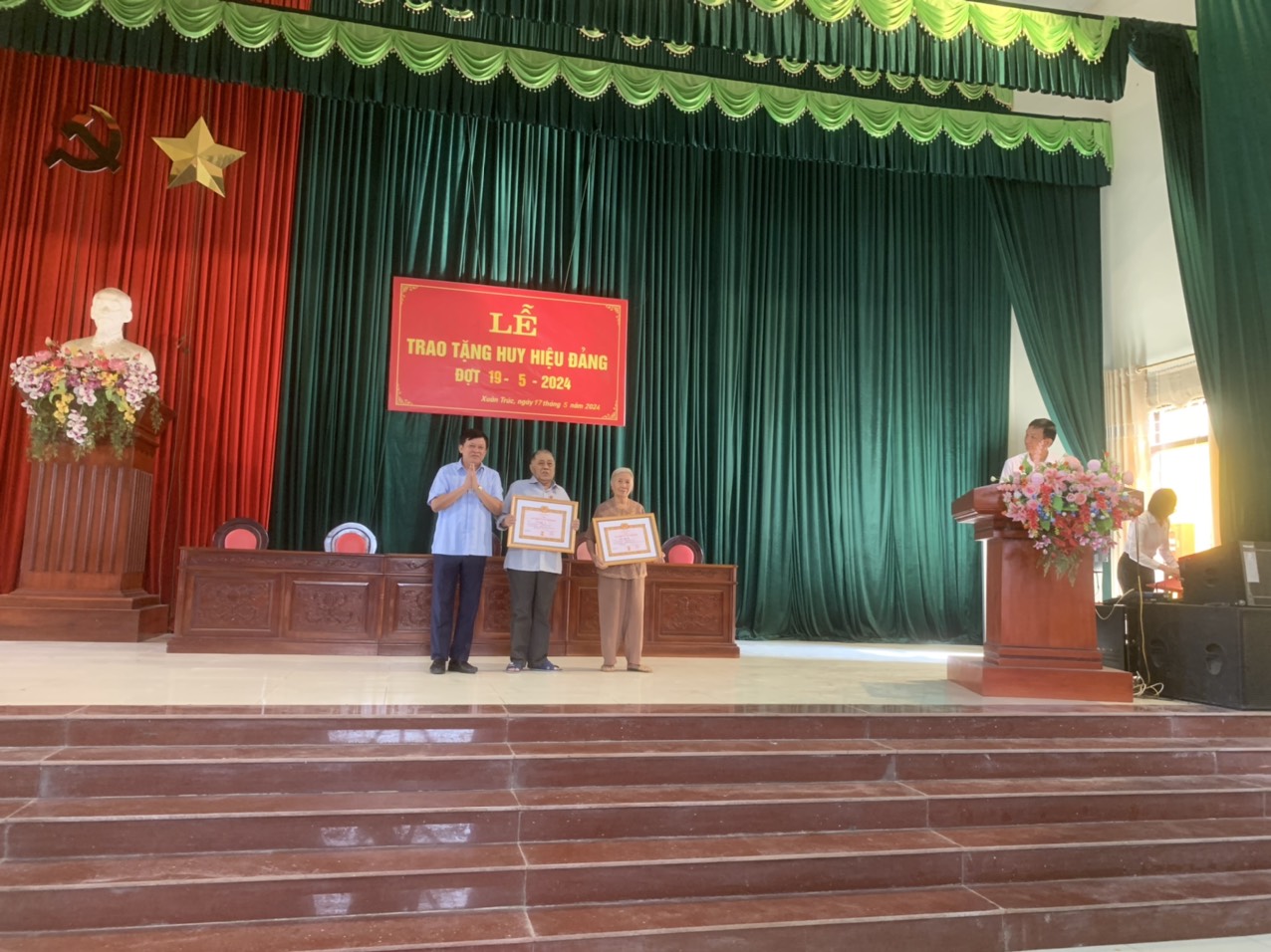 LỄ TRAO HUY HIỆU ĐẢNG ĐỢT 19/05/2024