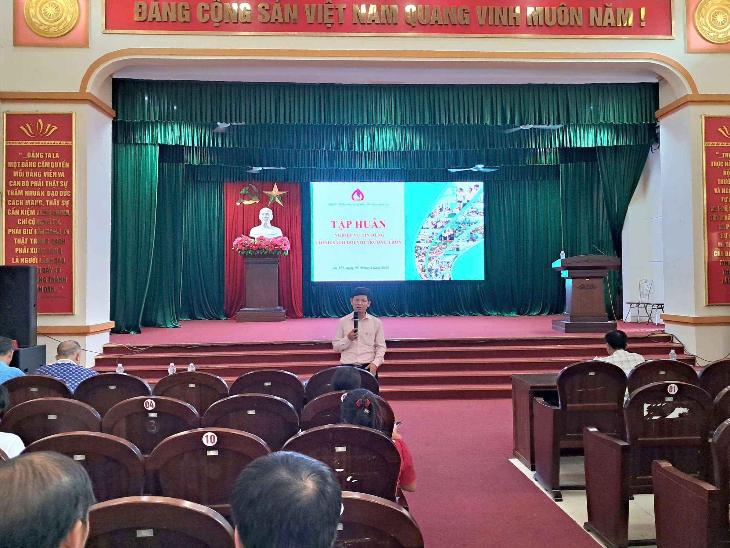 Phòng giao dịch Ngân hàng Chính sách xã hội Ân Thi tập huấn đối với Trưởng thôn trong thực hiện tín dụng chính sách xã hội