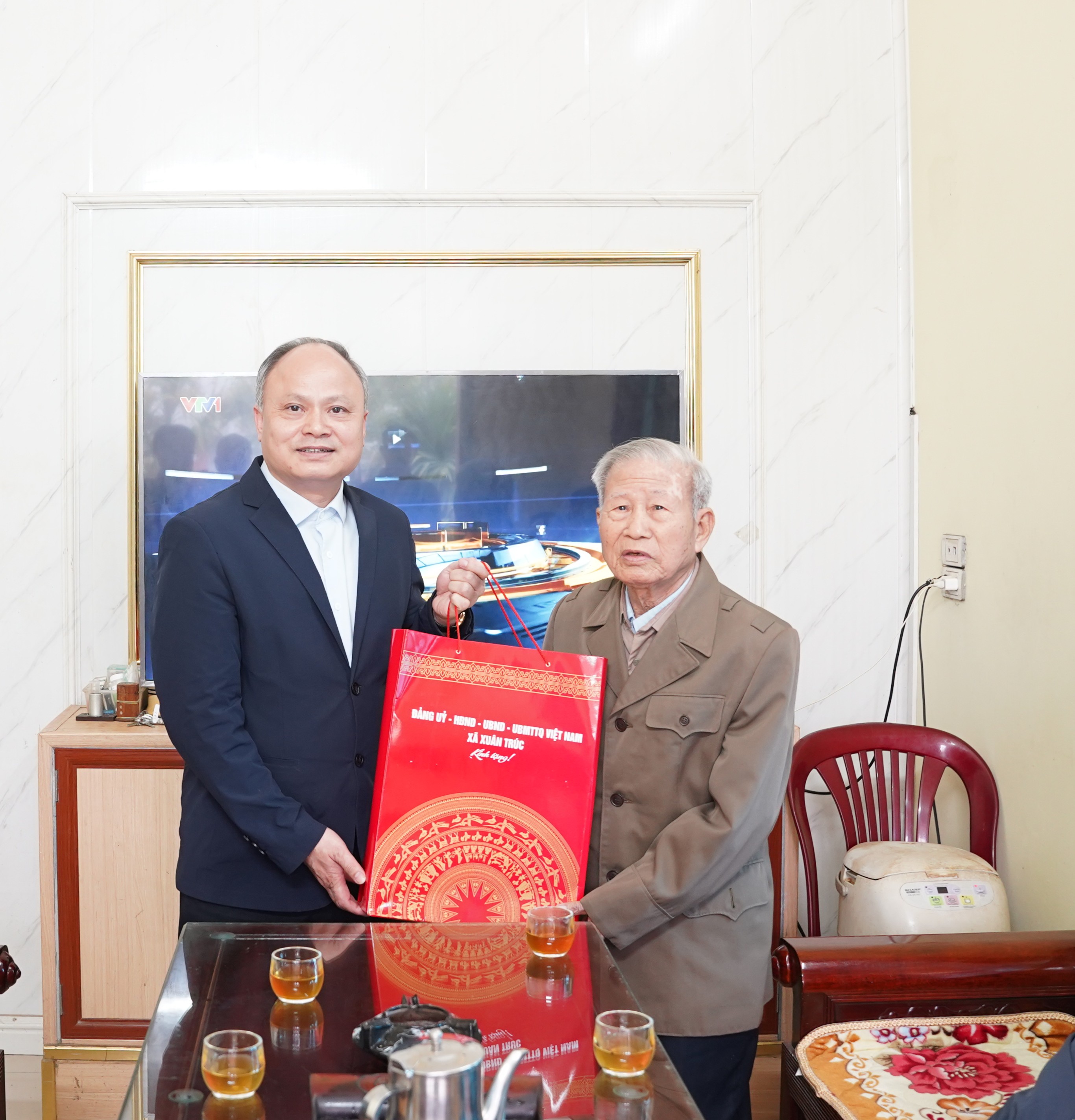 Đồng chí Lê Công Tuấn, Bí thư Đảng ủy, Chủ tịch HĐND xã thăm, tặng quà đảng viên cao tuổi Đảng và gia đình chính sách nhân dịp Tết Nguyên đán Bính Ngọ 2026