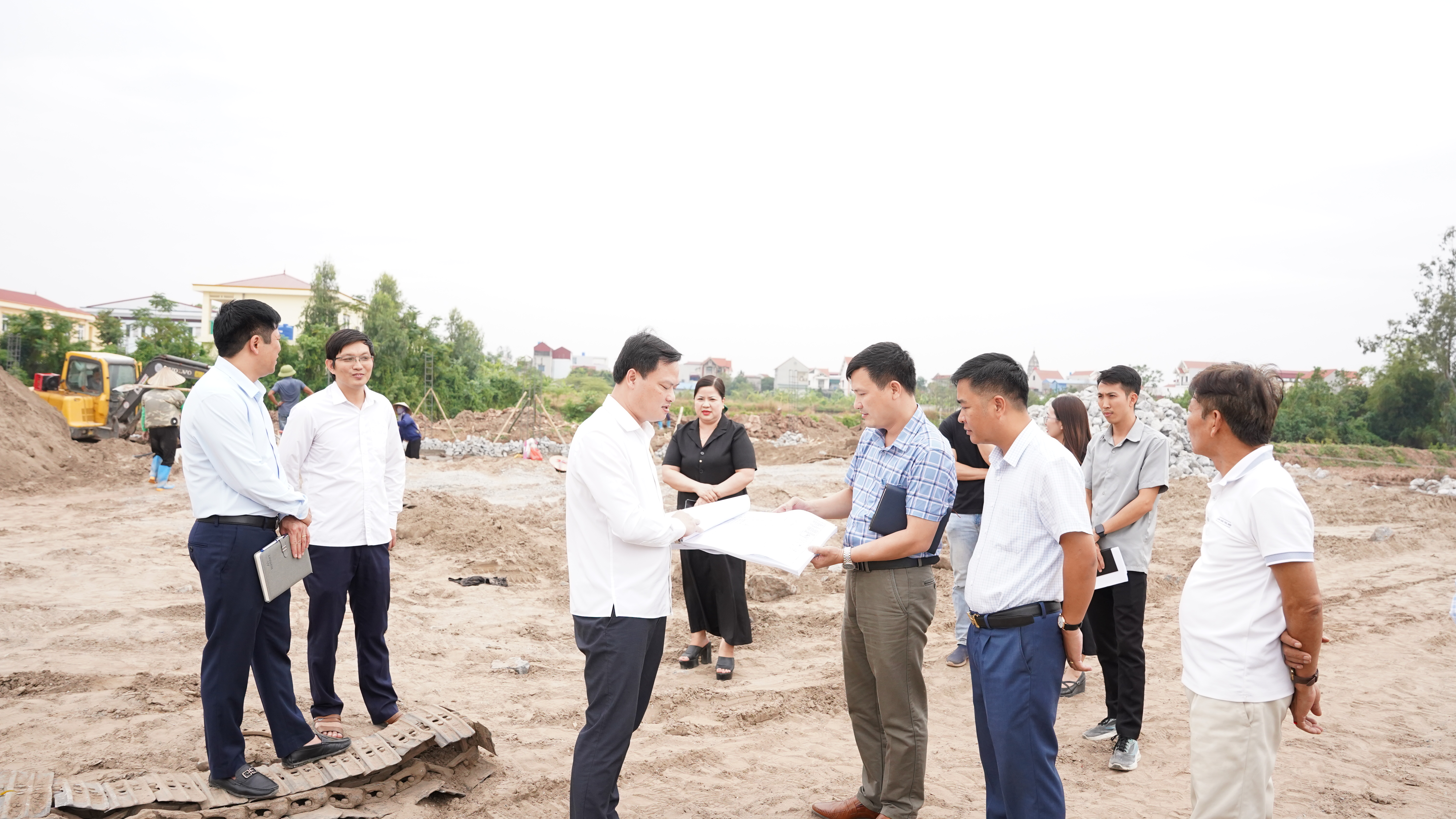 Đồng chí Chủ tịch UBND xã Xuân Trúc kiểm tra tiến độ thực hiện công trình trên địa bàn