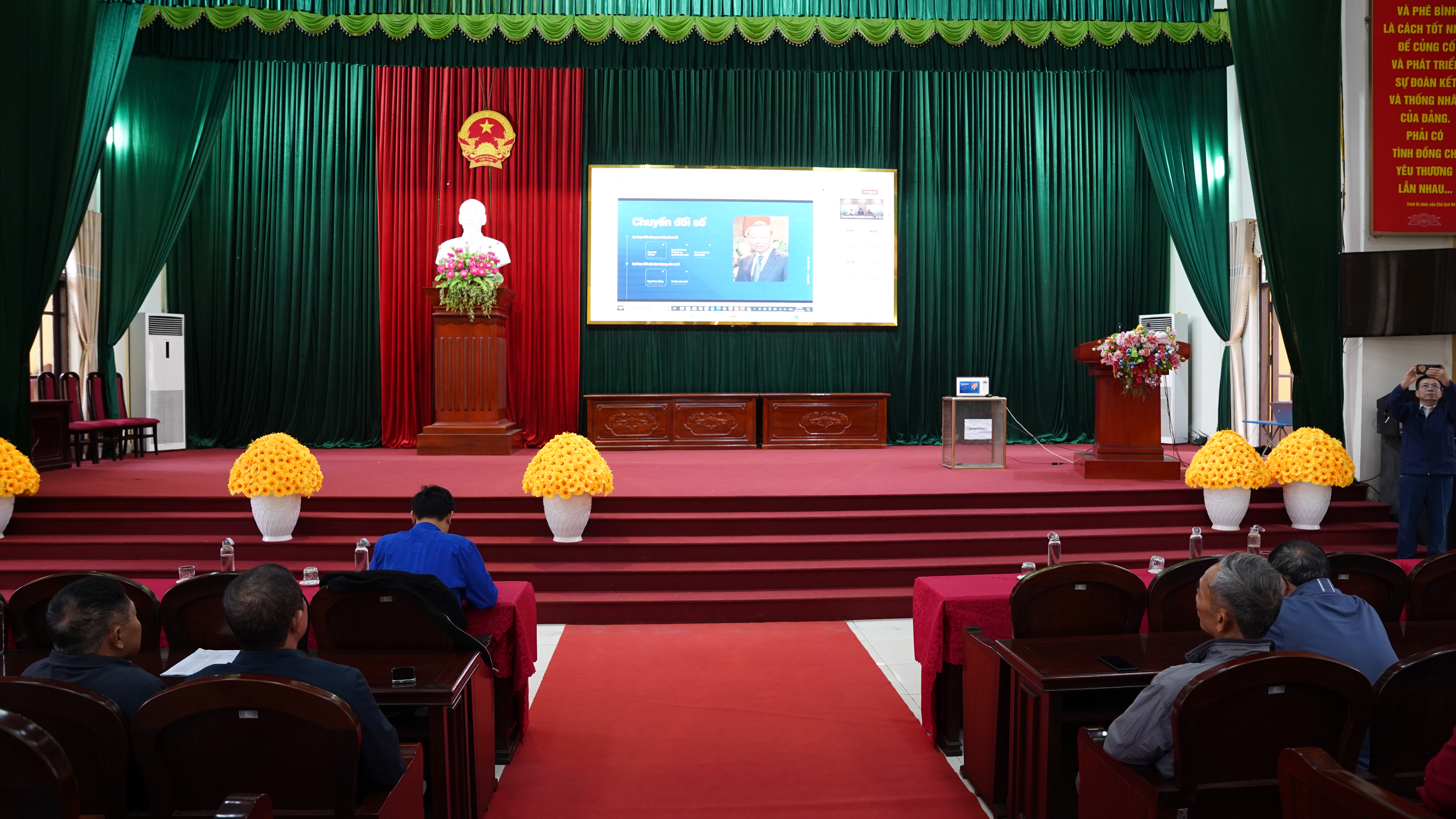 Lớp học trực tuyến “Bình dân học vụ số”