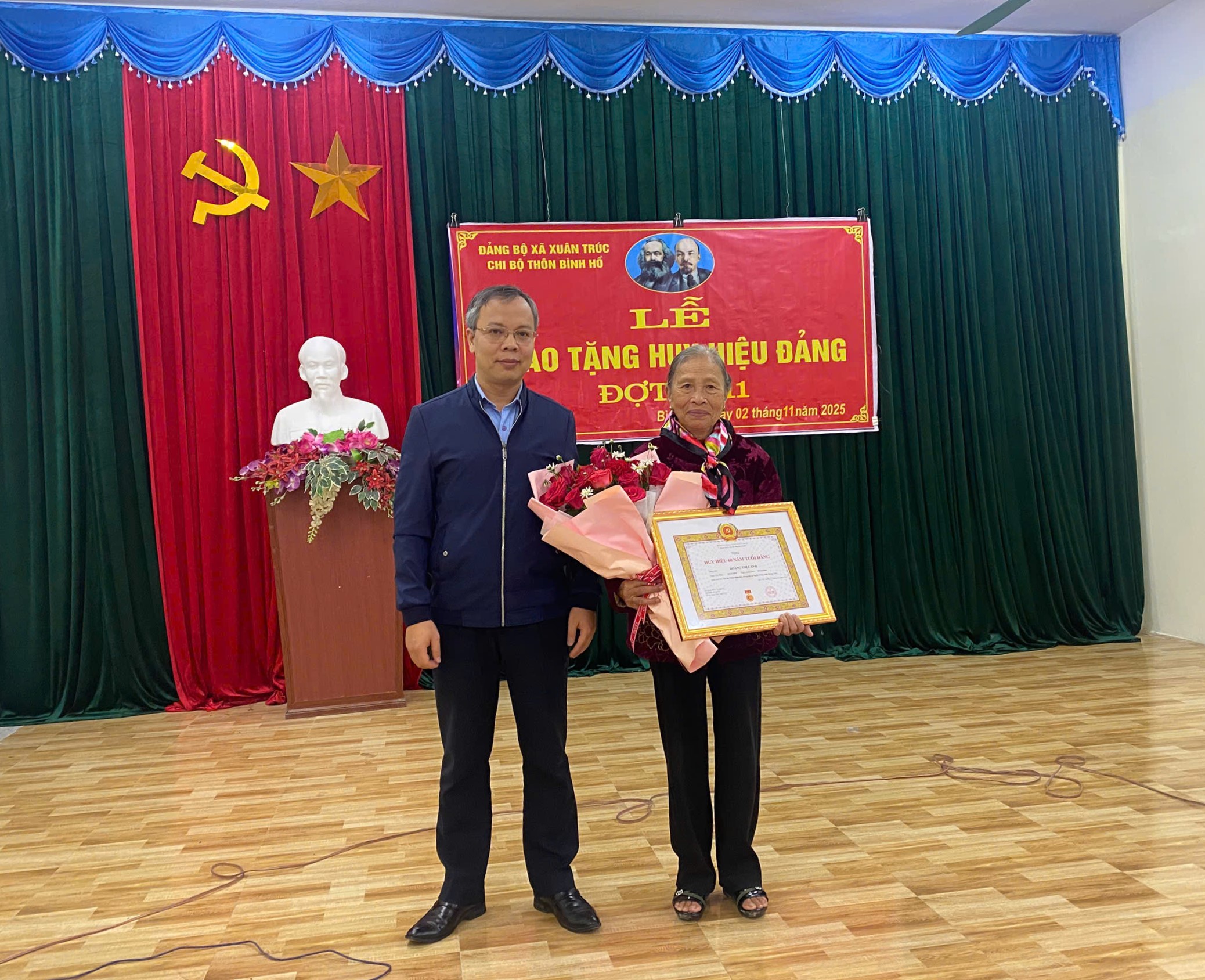 Lãnh đạo xã Xuân Trúc Trao tặng huy hiệu Đảng đợt 7/11/2025