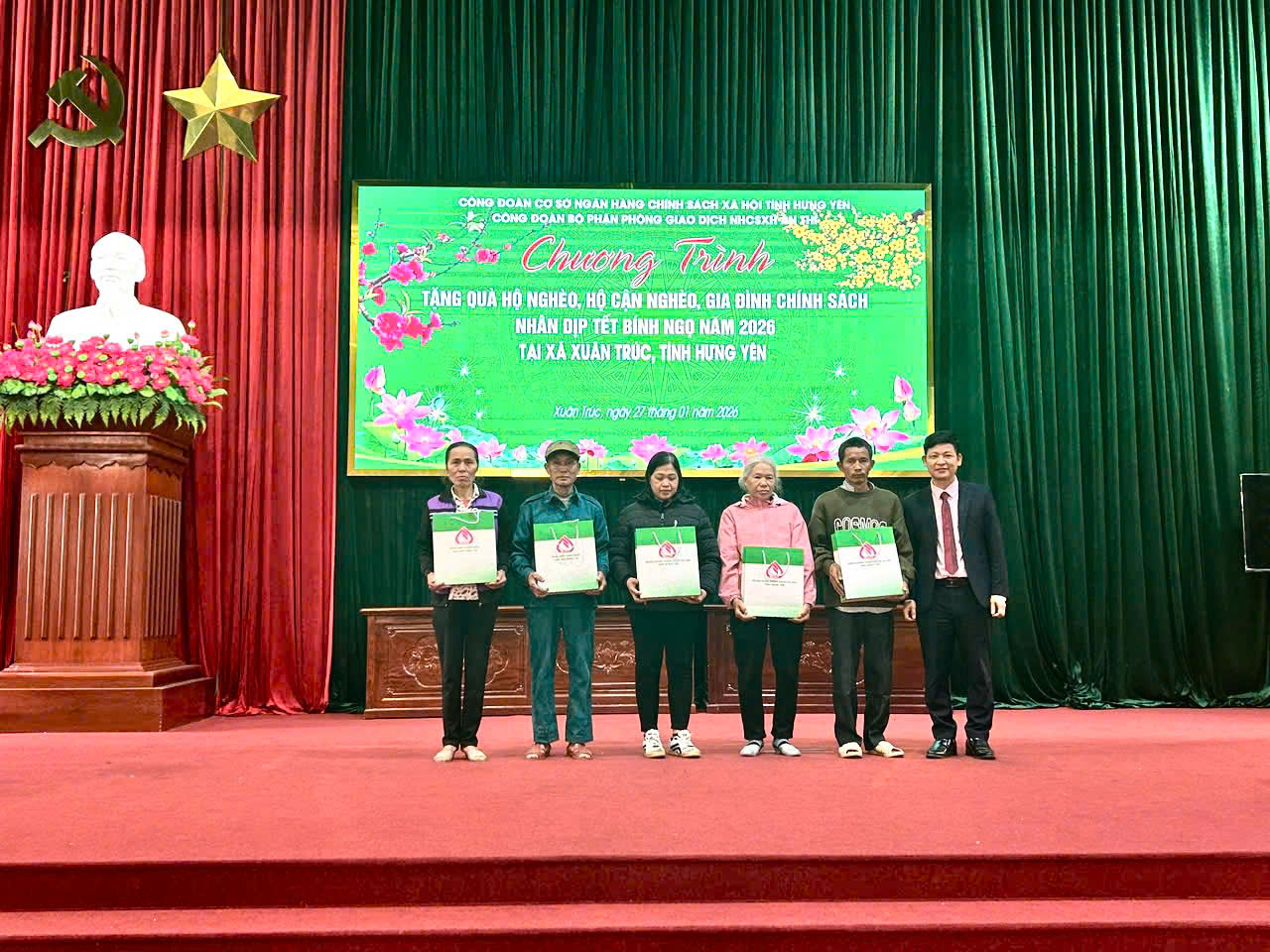 CÔNG ĐOÀN BỘ PHẬN PHÒNG GIAO DỊCH NHCSXH ÂN THI TRAO QUÀ CHO HỘ NGHÈO, HỘ CẬN NGHÈO, GIA ĐÌNH CHÍNH SÁCH NHÂN DỊP TẾT NGUYÊN ĐÁN BÍNH NGỌ 2026 TẠI XÃ XUÂN TRÚC