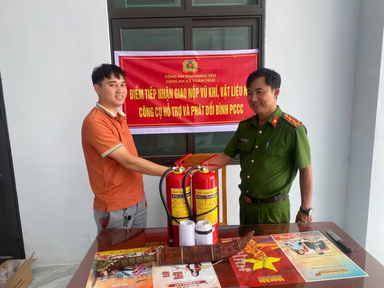 CÔNG DÂN XÃ XUÂN TRÚC HƯỞNG ỨNG GIAO NỘP VŨ KHÍ, VẬT LIỆU NỔ, CÔNG CỤ HỖ TRỢ VÀ PHÁO