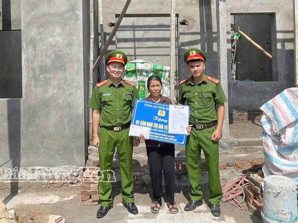 Công an tỉnh Hưng Yên hỗ trợ 100 triệu đồng xây nhà cho hộ có hoàn cảnh khó khăn tại xã Xuân Trúc