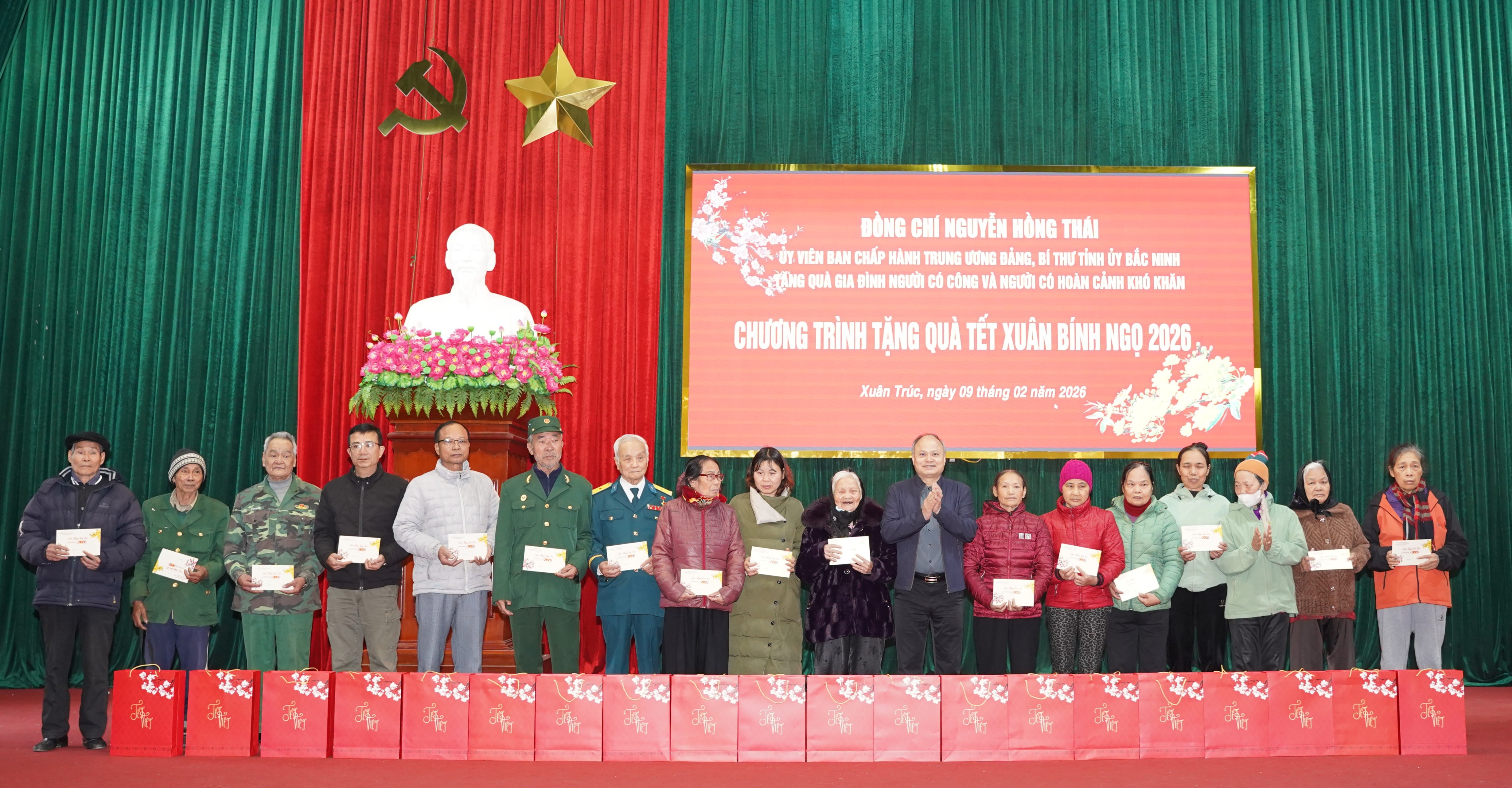 Xã Xuân Trúc chức trao quà Tết của đồng chí Nguyễn Hồng Thái, Ủy viên Ban Chấp hành Trung ương Đảng, Bí thư Tỉnh ủy Bắc Ninh cho gia đình người có công và gia đình có hoàn cảnh khó khăn trên địa bàn xã.