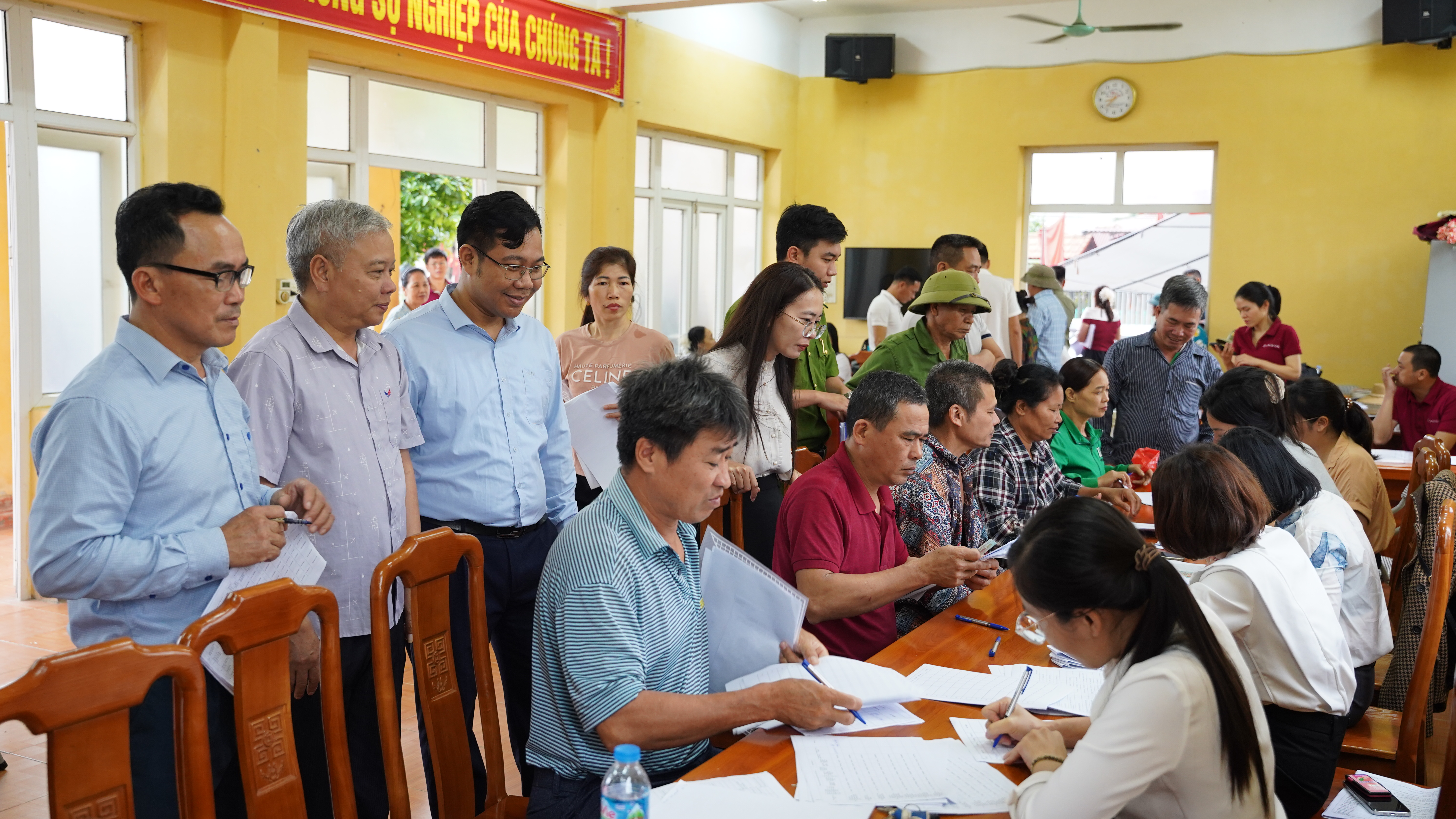 Xã Xuân Trúc chi trả tiền bồi thường, hỗ trợ giải phóng mặt bằng Dự án Khu công nghiệp Thổ Hoàng