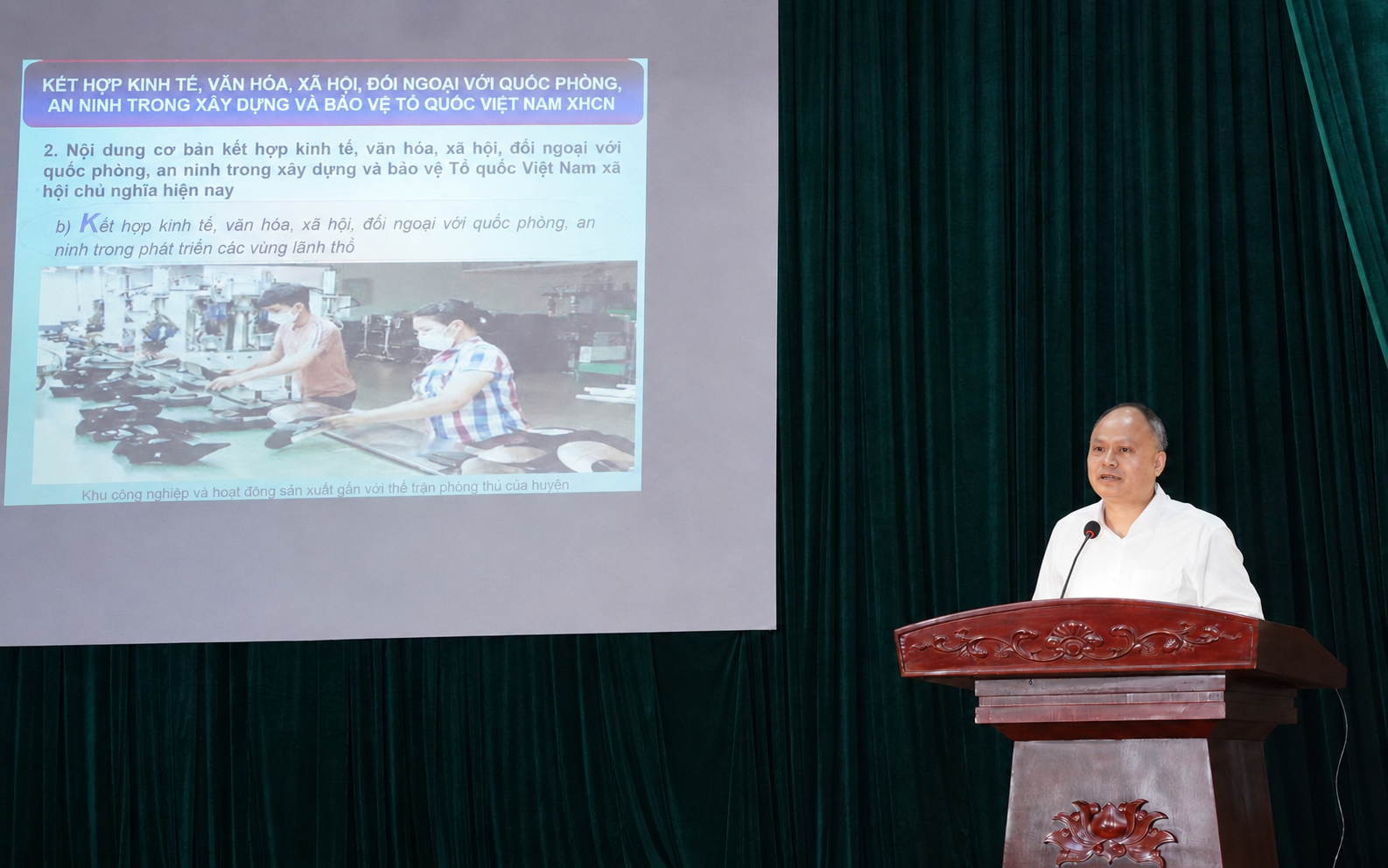 Đồng chí Lê Công Tuấn, Bí thư Đảng ủy, Chủ tịch HĐND xã, Chính trị viên Ban CHQS xã truyền đạt chuyên đề “Kết hợp kinh tế, văn hóa, xã hội, đối ngoại với quốc phòng, an ninh trong bảo vệ Tổ quốc Việt Nam xã hội chủ nghĩa” tại lớp huấn luyện dân quân cơ động của xã năm 2026
