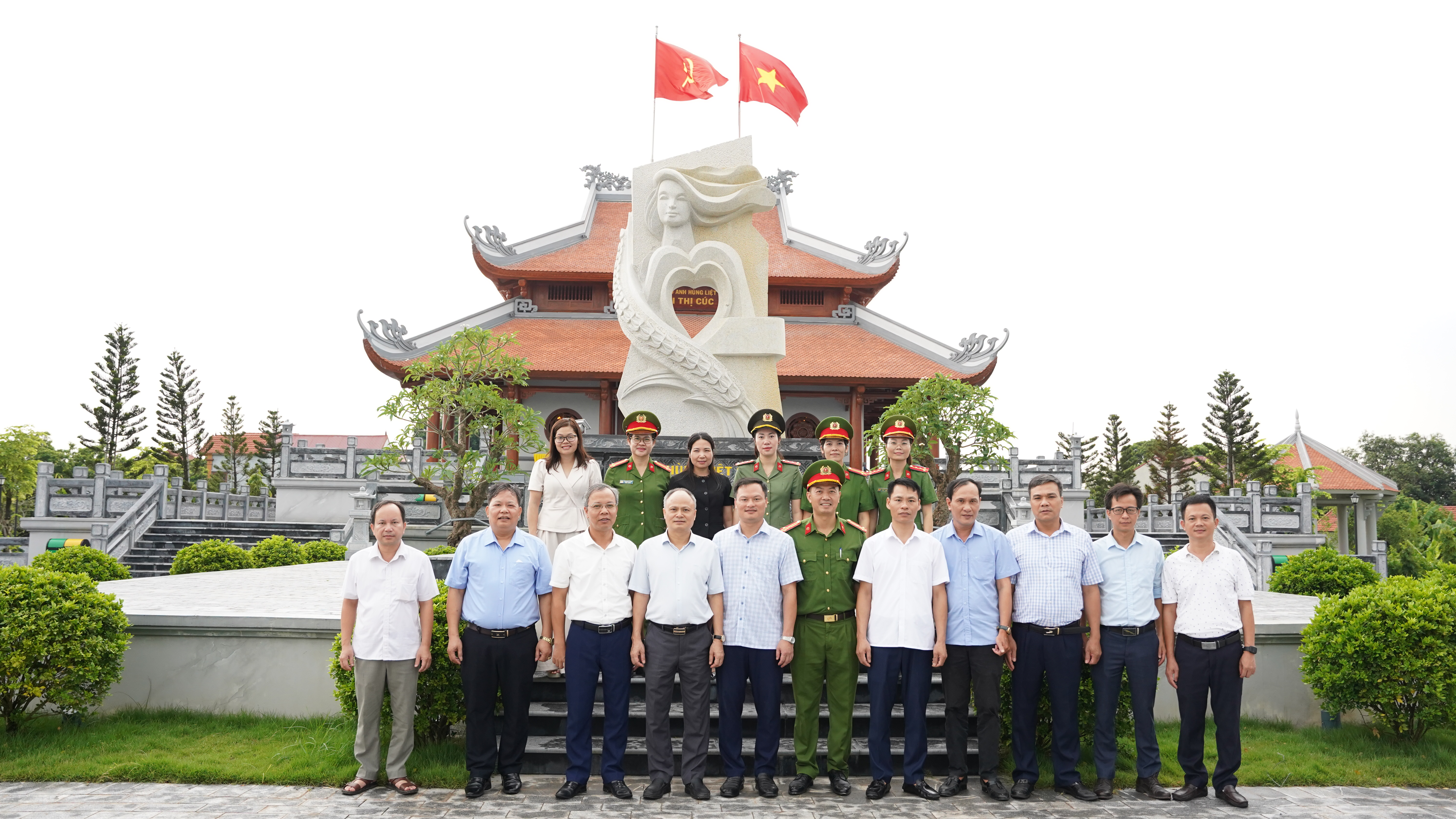 Xã Xuân Trúc tổ chức Lễ dâng hoa, dâng hương tưởng niệm Anh hùng liệt sĩ Công an nhân dân Bùi Thị Cúc