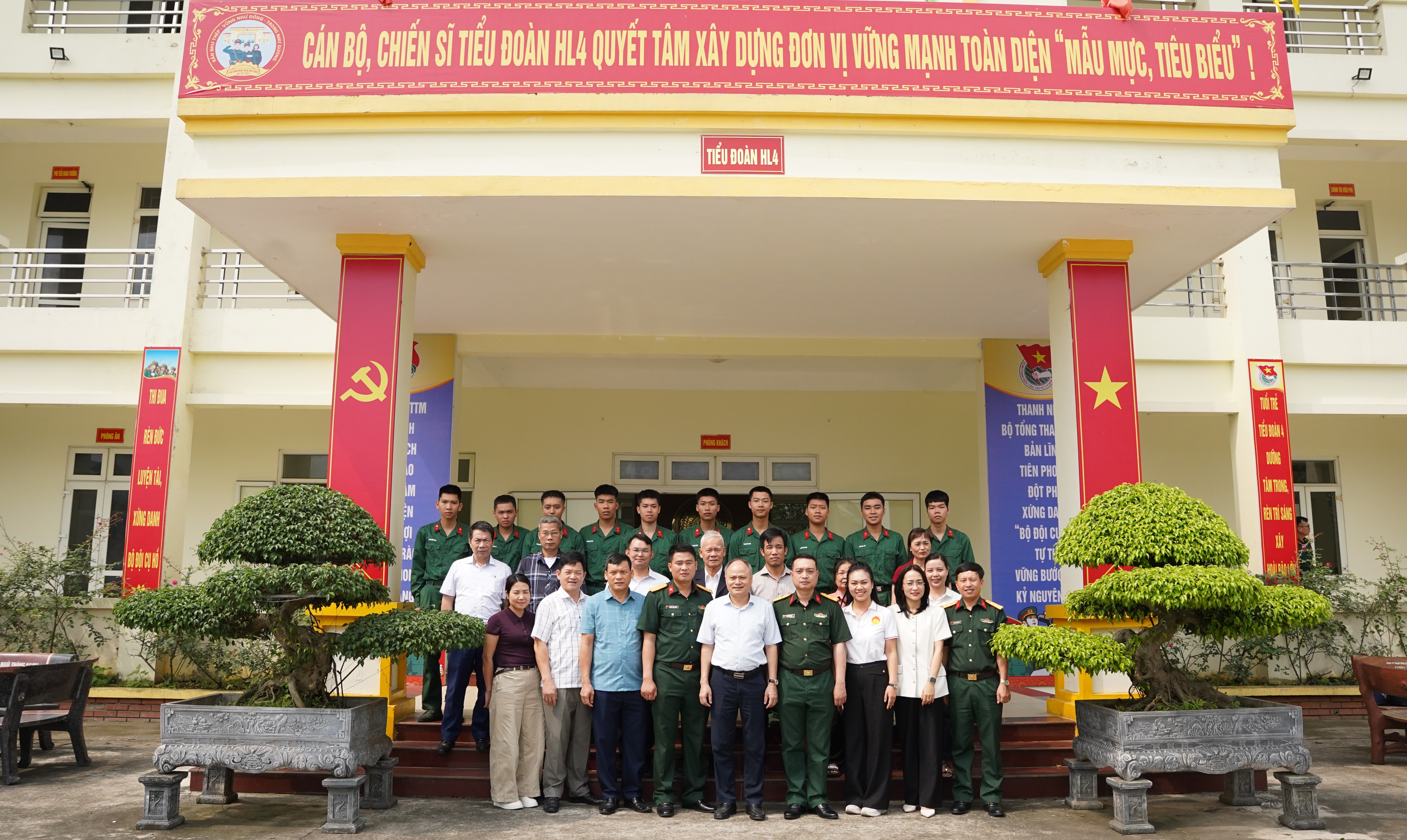 Xã Xuân Trúc thăm, tặng quà chiến sĩ mới nhập ngũ tại các đơn vị quân đội
