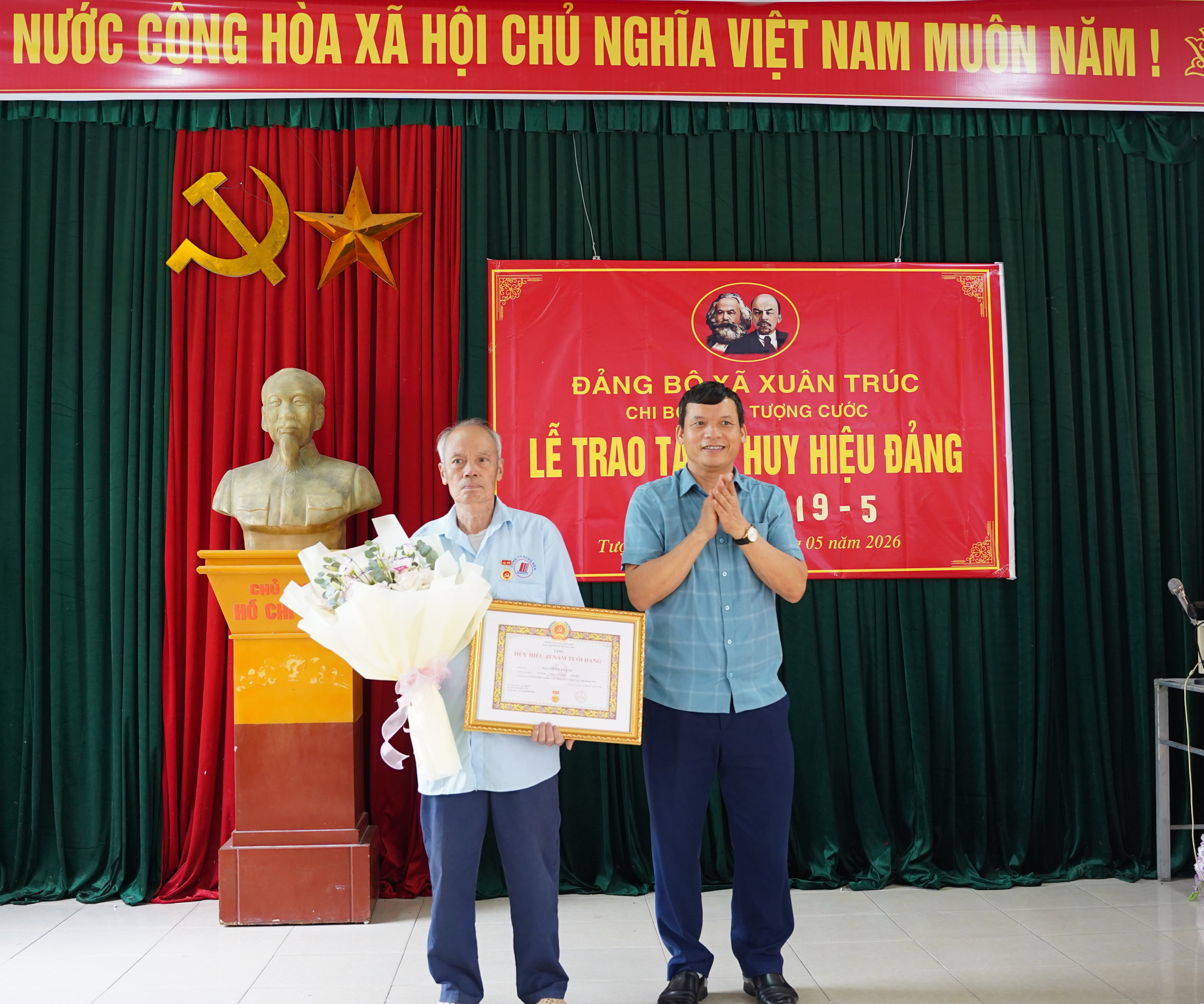 33 đảng viên xã Xuân Trúc được tặng Huy hiệu Đảng đợt 19/5