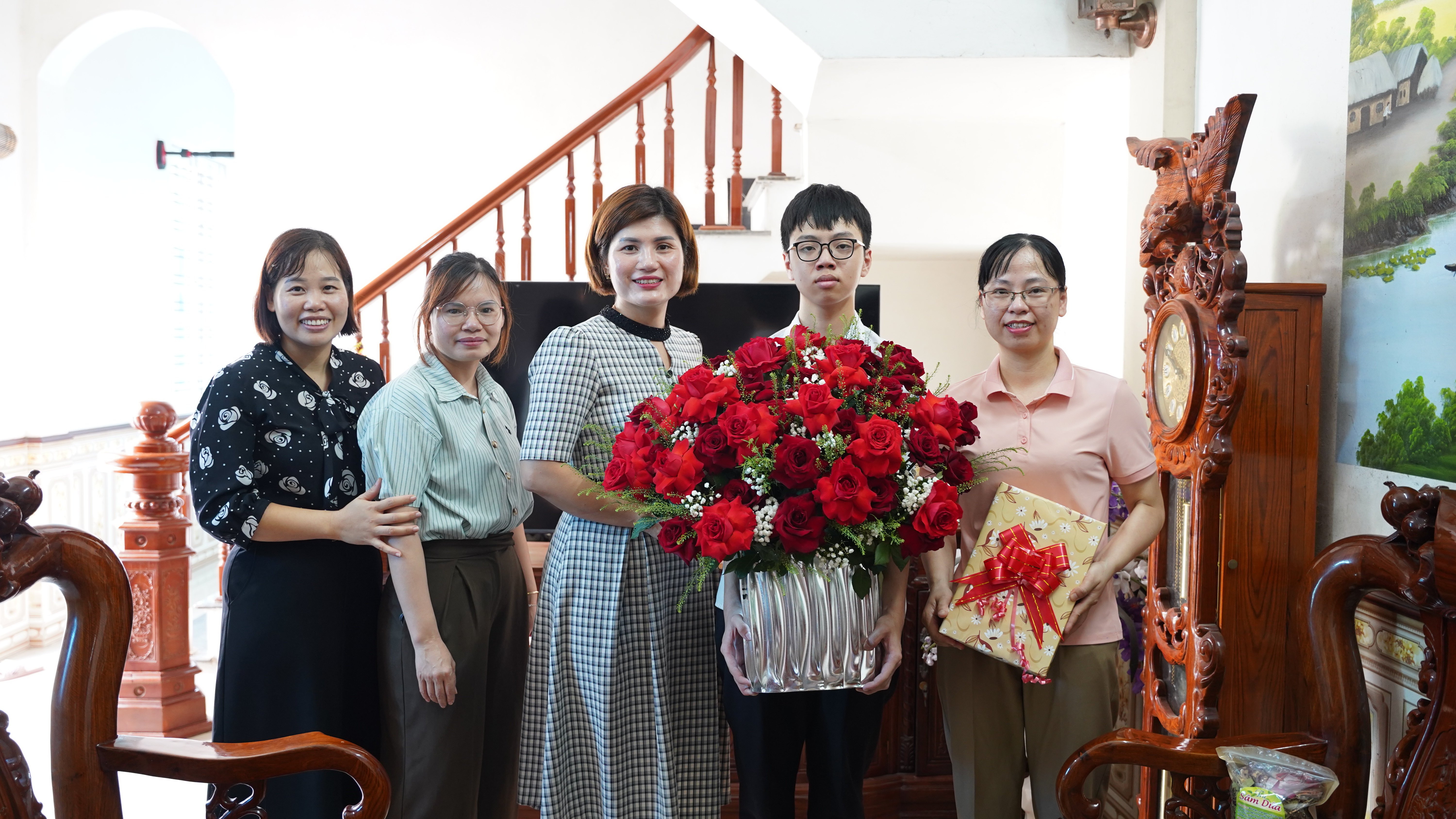 GƯƠNG EM VŨ QUANG MINH XUẤT SẮC TRỞ THÀNH THỦ KHOA CHUYÊN TIN TRƯỜNG THPT CHUYÊN HƯNG YÊN