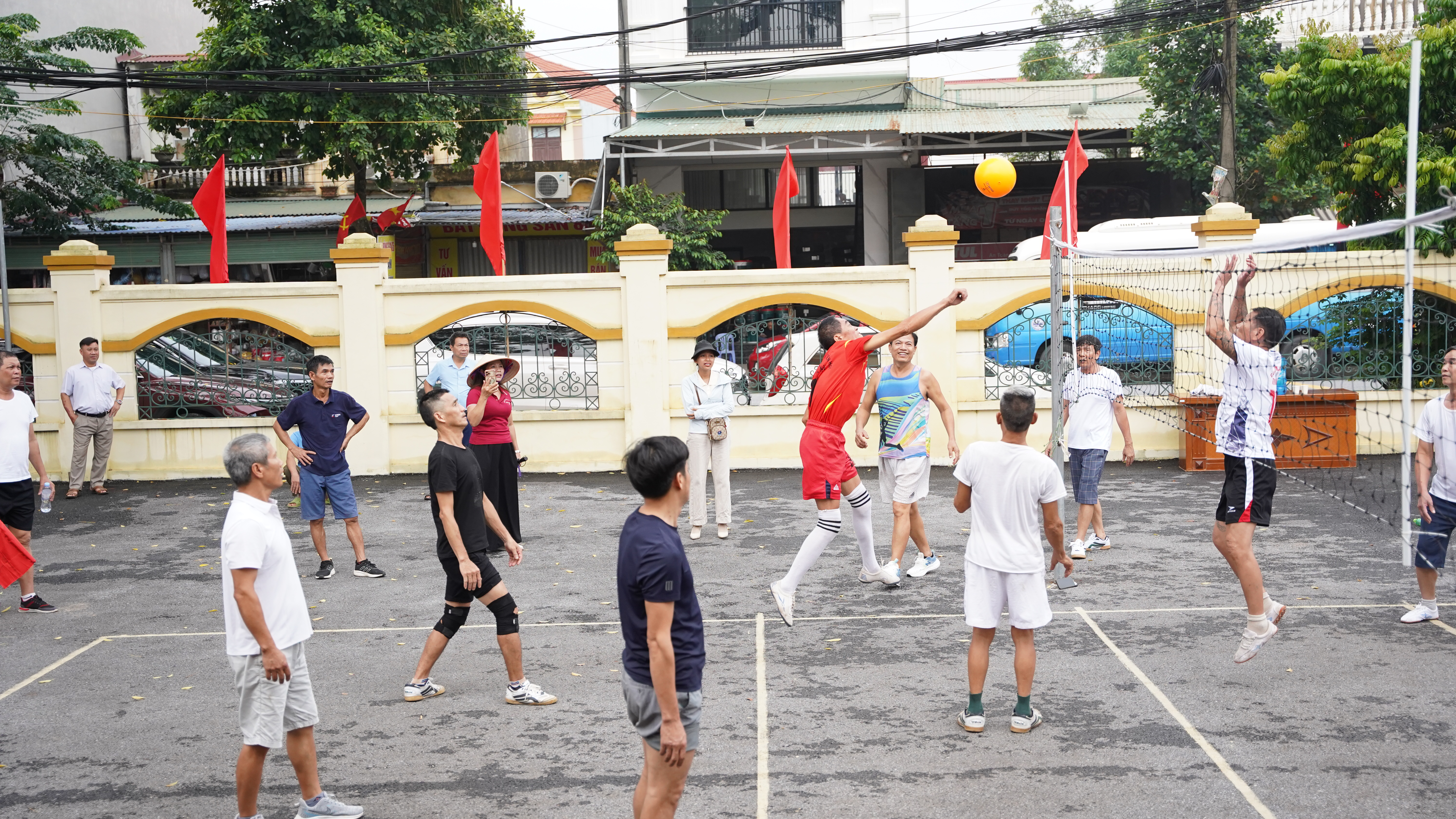 Xã Xuân Trúc tổ chức giao lưu bóng chuyền hơi chào mừng Quốc khánh 2/9