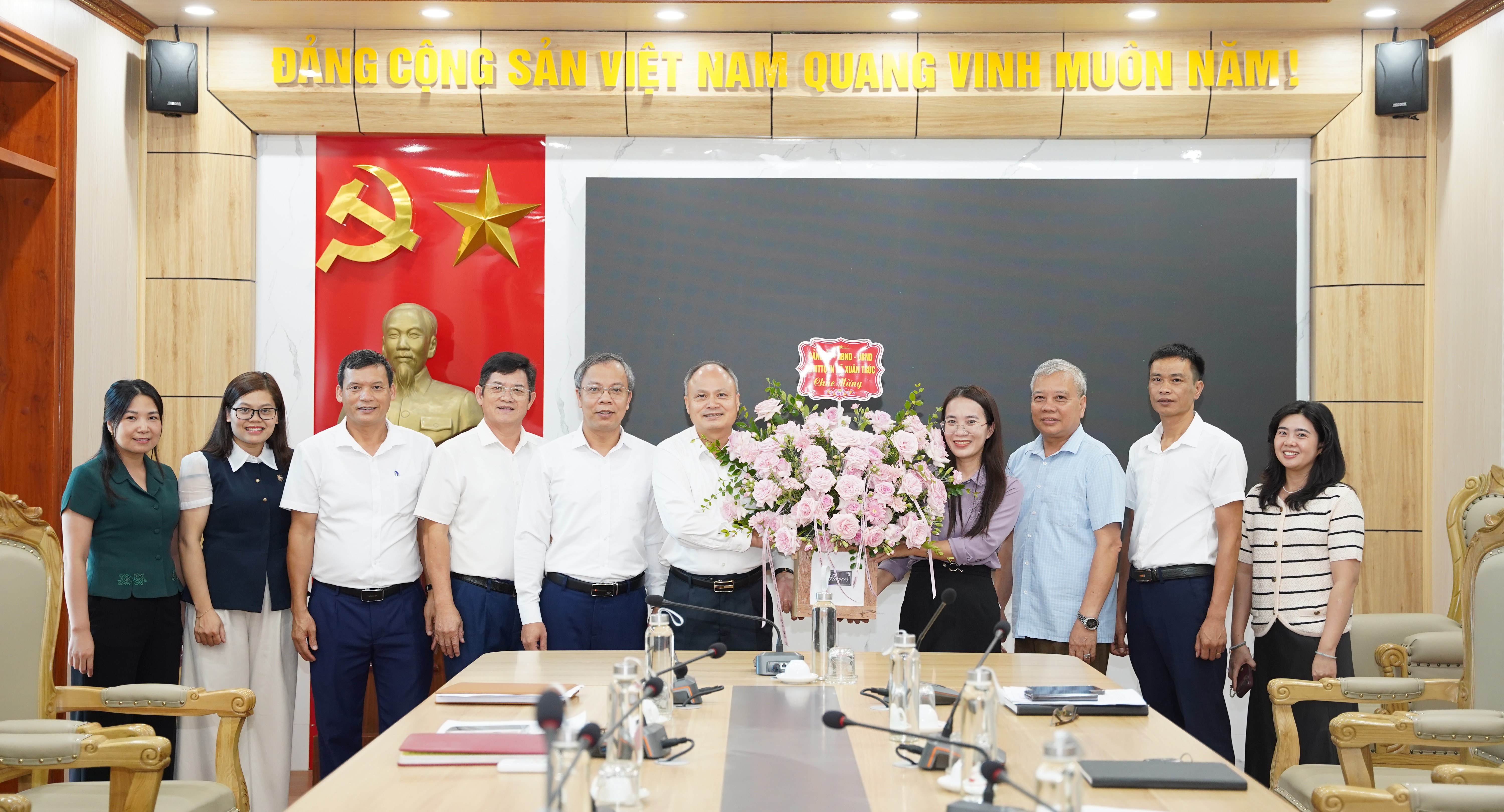 Lãnh đạo xã Xuân Trúc chúc mừng cán bộ, công chức 3 ngành nhân kỷ niệm 81 năm Ngày truyền thống