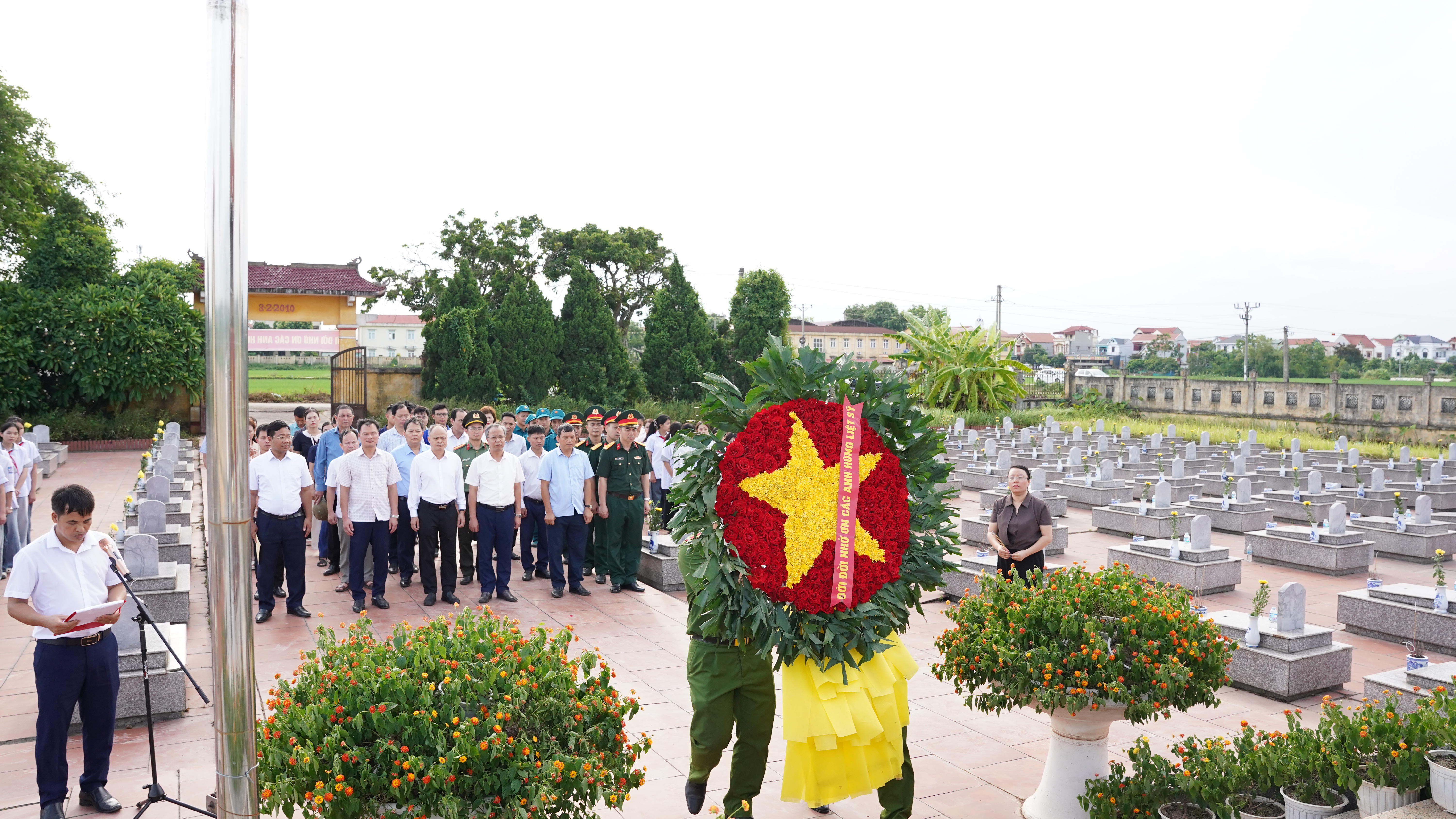 XÃ XUÂN TRÚC TỔ CHỨC LỄ DÂNG HƯƠNG, DÂNG HOA TƯỞNG NIỆM CÁC ANH HÙNG LIỆT SĨ NHÂN KỶ NIỆM 79 NĂM NGÀY THƯƠNG BINH - LIỆT SĨ