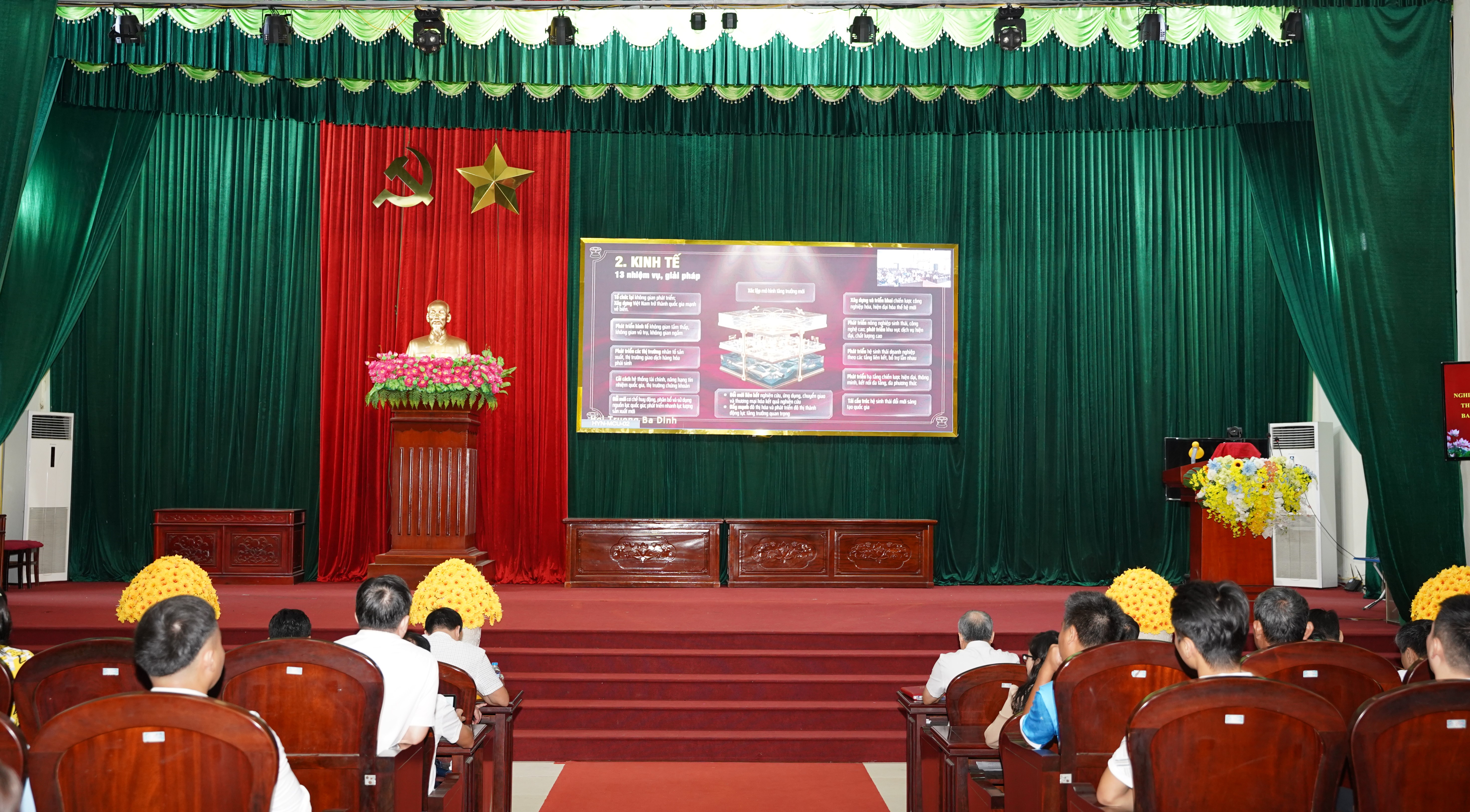 XÃ XUÂN TRÚC THAM DỰ HỘI NGHỊ TOÀN QUỐC NGHIÊN CỨU, HỌC TẬP, QUÁN TRIỆT VÀ TRIỂN KHAI THỰC HIỆN NGHỊ QUYẾT HỘI NGHỊ LẦN THỨ BA BAN CHẤP HÀNH TRUNG ƯƠNG ĐẢNG KHÓA XIV