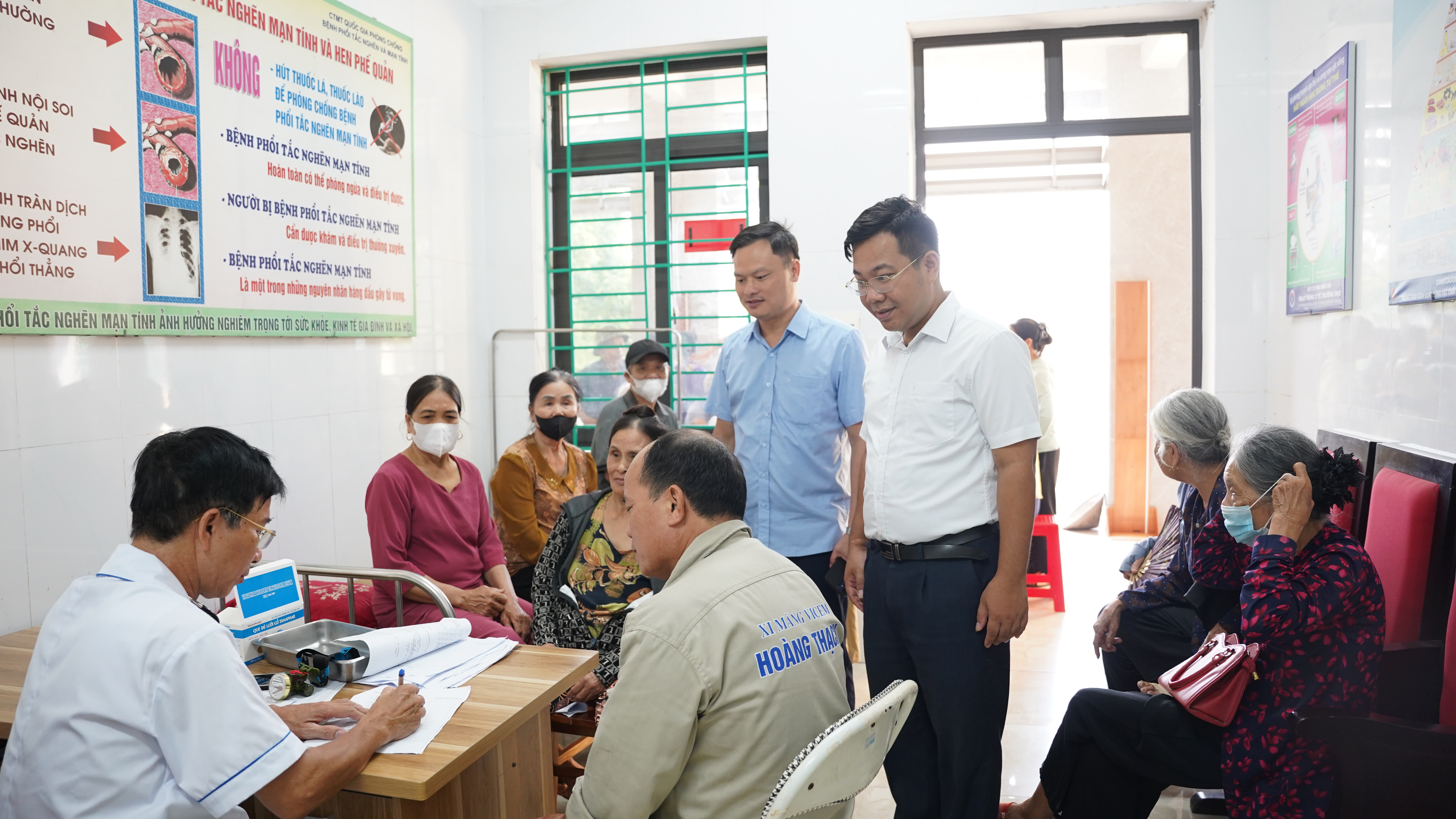 TRẠM Y TẾ XÃ XUÂN TRÚC KHÁM SỨC KHỎE ĐỊNH KỲ CHO NGƯỜI DÂN