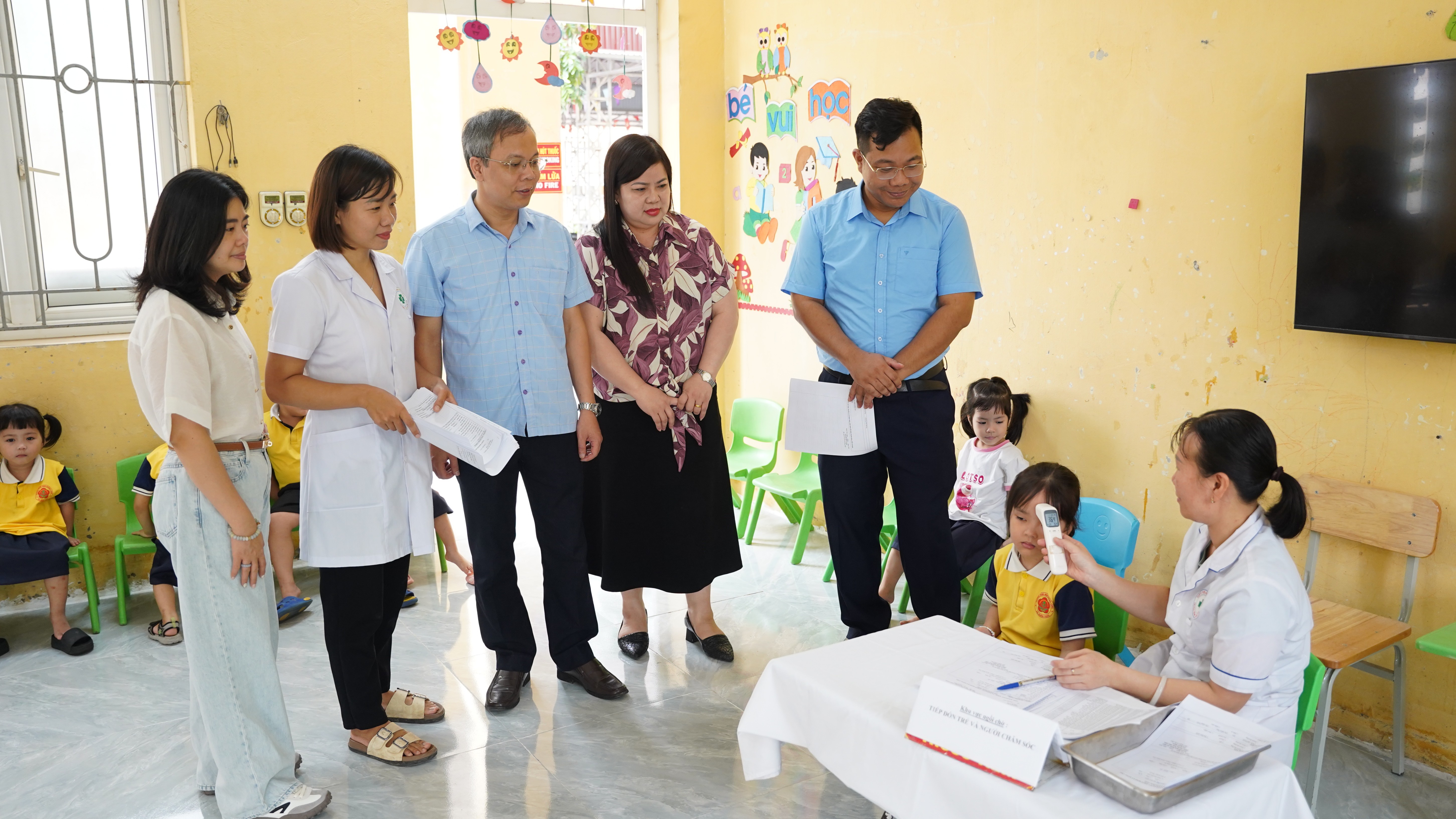 Trạm Y tế xã Xuân Trúc tổ chức khám sức khỏe định kỳ cho trẻ em dưới 6 tuổi tại Trường Mầm non Quảng Lãng
