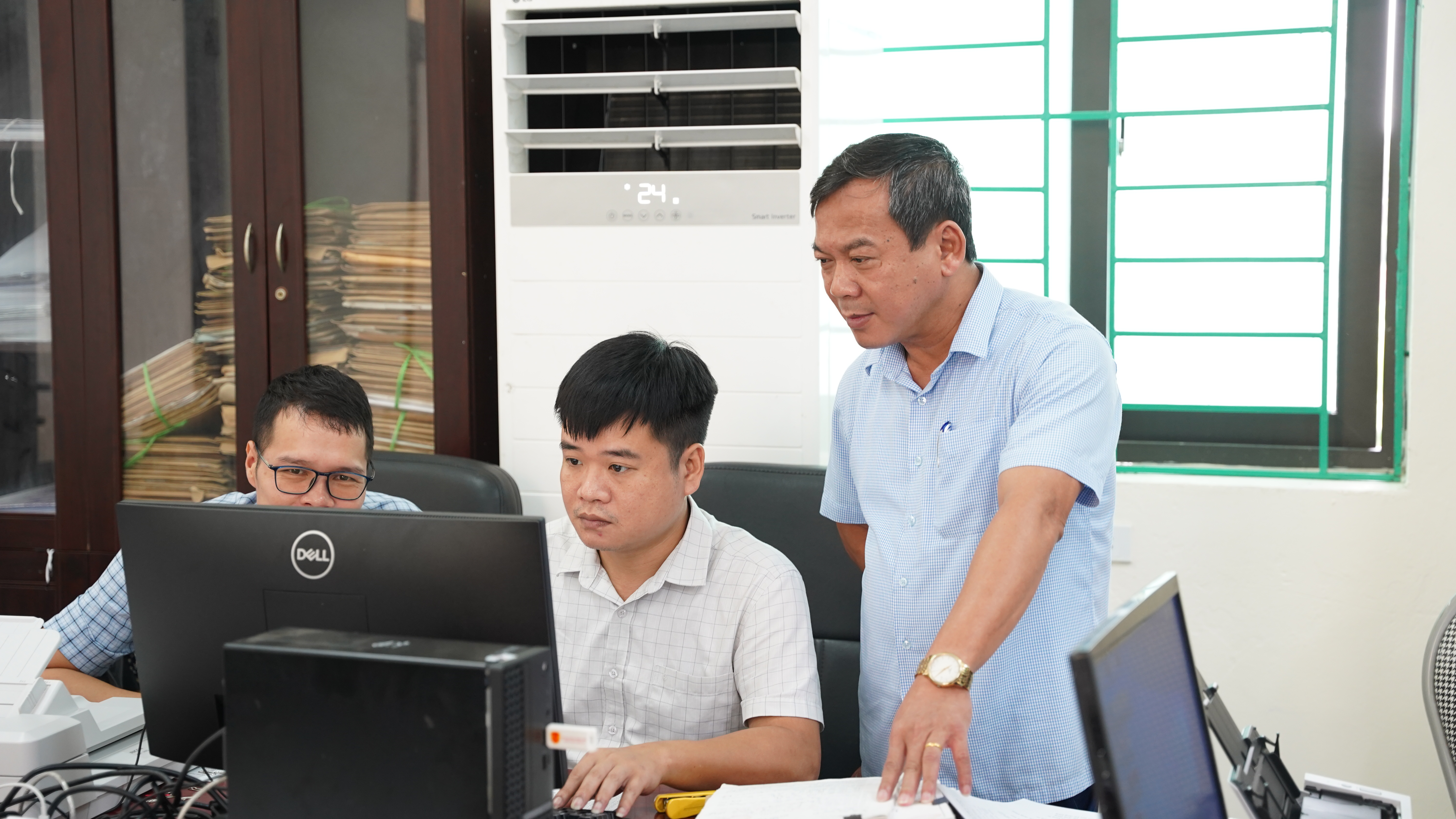 XÃ XUÂN TRÚC TRIỂN KHAI SỐ HÓA, TẠO LẬP DỮ LIỆU HỒ SƠ ĐẢNG VIÊN