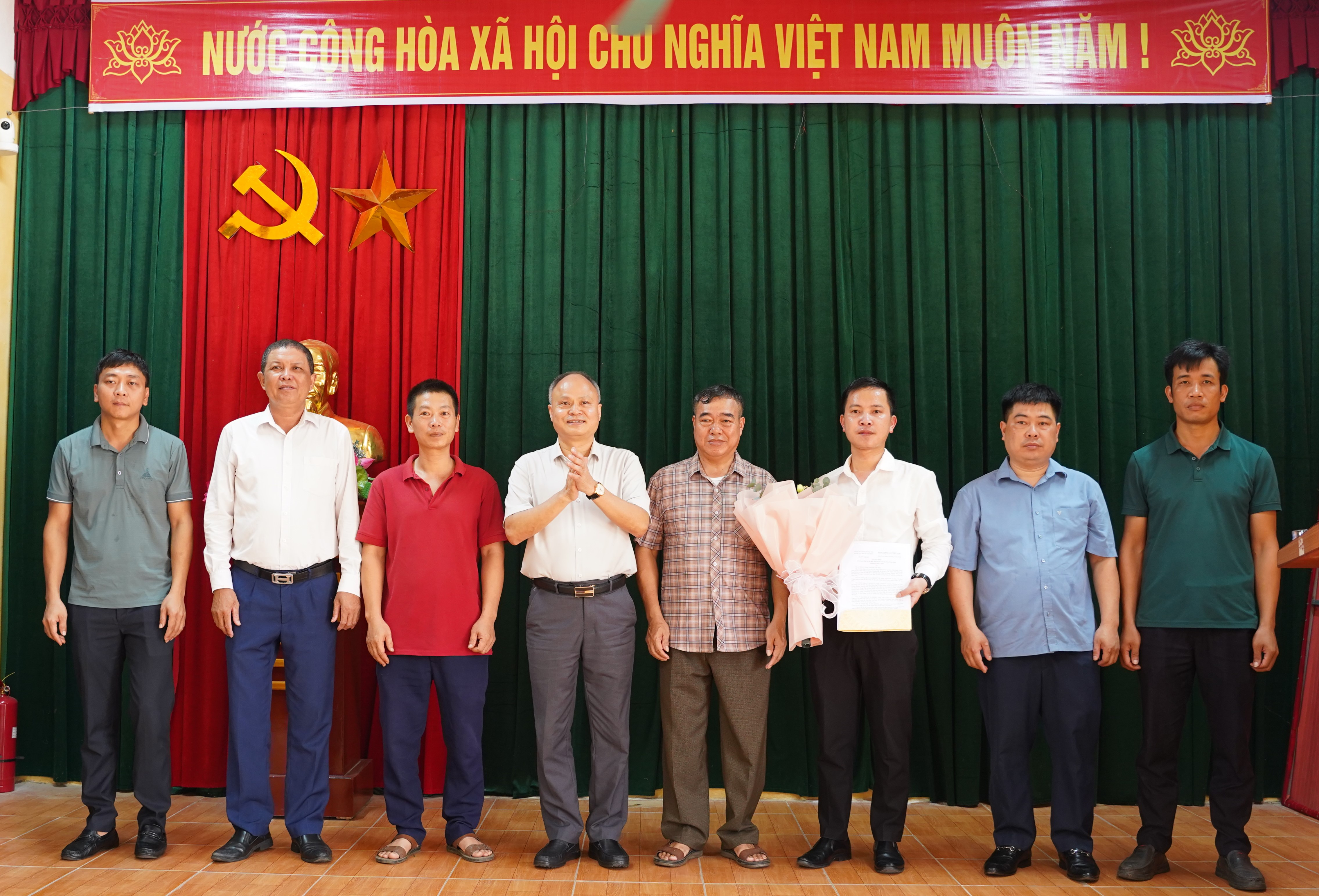 ĐỒNG CHÍ  LÊ CÔNG TUẤN, BÍ THƯ ĐẢNG UỶ XÃ DỰ BUỔI SINH HOẠT CHI BỘ TẠI THÔN TRÚC ĐÌNH