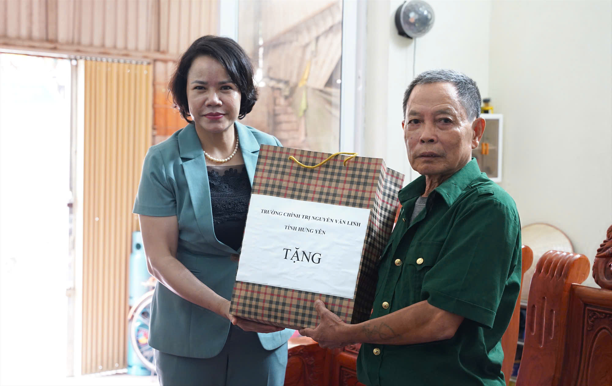 ĐỒNG CHÍ QUÁCH THỊ HƯƠNG, ỦY VIÊN BAN THƯỜNG VỤ TỈNH ỦY, HIỆU TRƯỞNG TRƯỜNG CHÍNH TRỊ NGUYỄN VĂN LINH THĂM, TẶNG QUÀ NGƯỜI CÓ CÔNG NHÂN KỶ NIỆM 79 NĂM NGÀY THƯƠNG BINH - LIỆT SĨ (27/7/1947 - 27/7/2026)