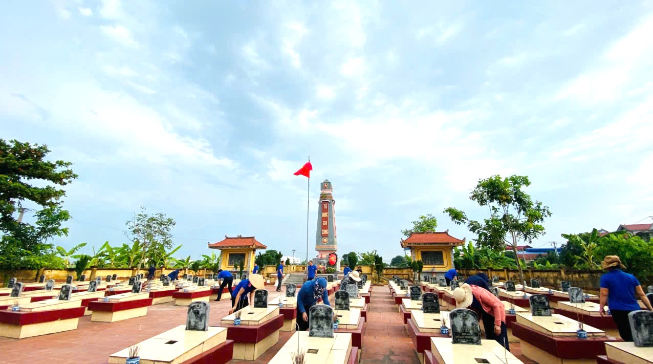 HƯỚNG VỀ NGUỒN – CÁN BỘ, GIÁO VIÊN TRƯỜNG TIỂU HỌC VÀ THCS QUẢNG LÃNG DÂNG HƯƠNG TƯỞNG NIỆM CÁC ANH HÙNG LIỆT SĨ