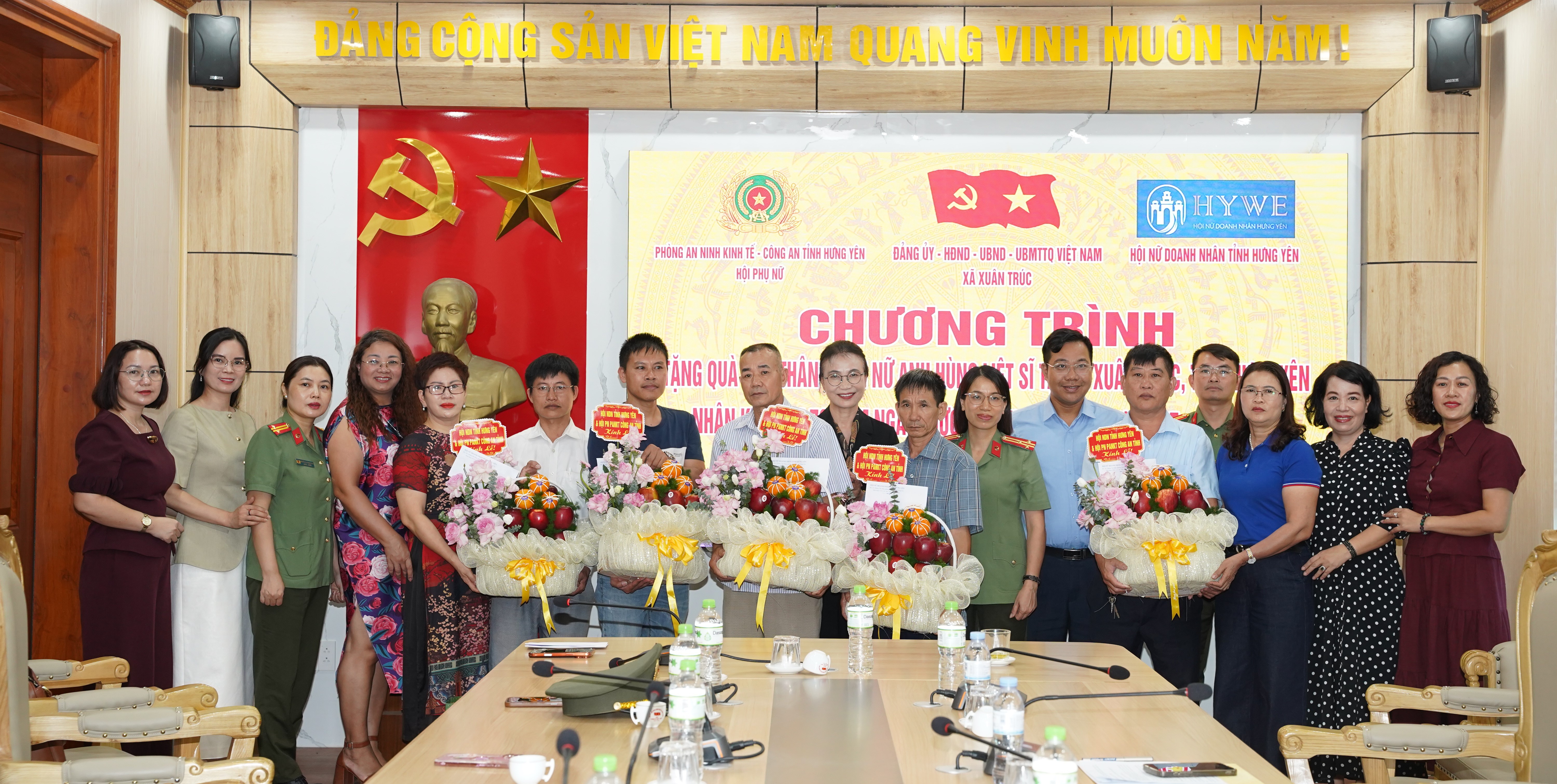 HỘI PHỤ NỮ PHÒNG AN NINH KINH TẾ - CÔNG AN TỈNH HƯNG YÊN PHỐI HỢP HỘI NỮ DOANH NHÂN TỈNH TẶNG QUÀ THÂN NHÂN NỮ ANH HÙNG LIỆT SĨ TẠI XÃ XUÂN TRÚC