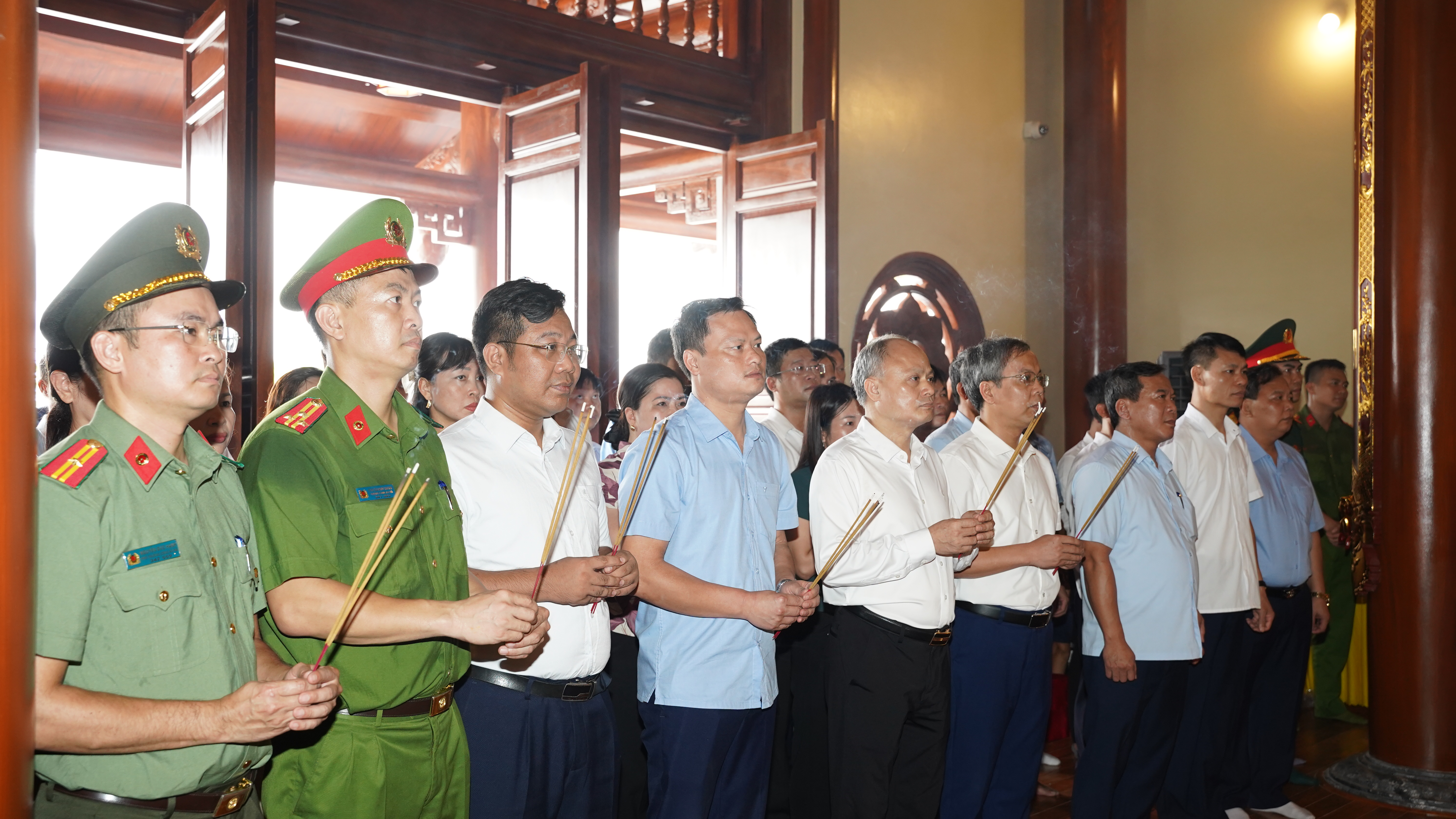ĐẢNG ỦY - HĐND - UBND - ỦY BAN MTTQ VIỆT NAM XÃ XUÂN TRÚC DÂNG HƯƠNG, DÂNG HOA TẠI KHU LƯU NIỆM ANH HÙNG LIỆT SĨ CÔNG AN NHÂN DÂN BÙI THỊ CÚC