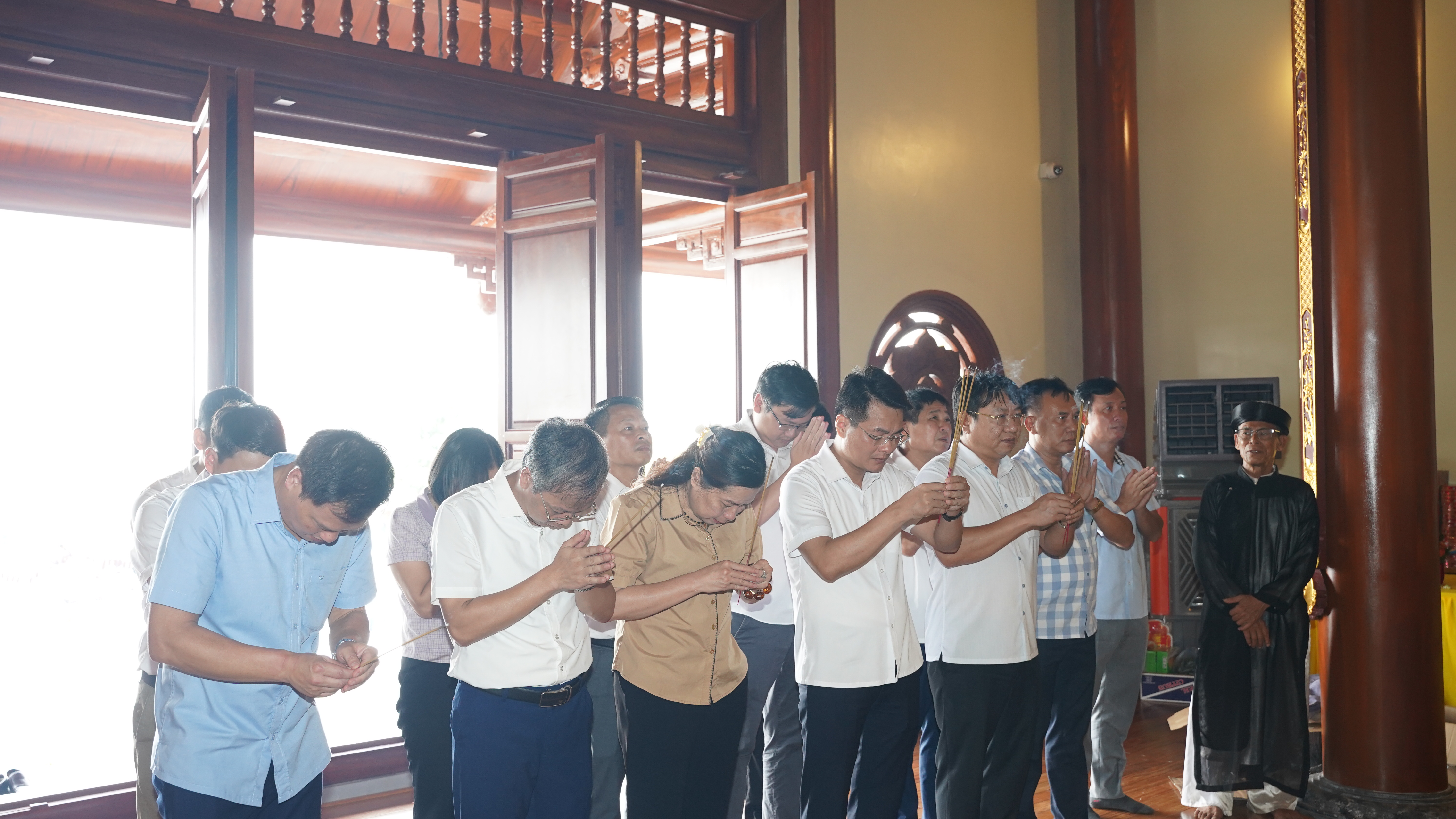 ĐOÀN ĐẠI BIỂU XÃ PHẠM NGŨ LÃO DÂNG HƯƠNG, DÂNG HOA TẠI KHU LƯU NIỆM ANH HÙNG LIỆT SĨ CÔNG AN NHÂN DÂN BÙI THỊ CÚC