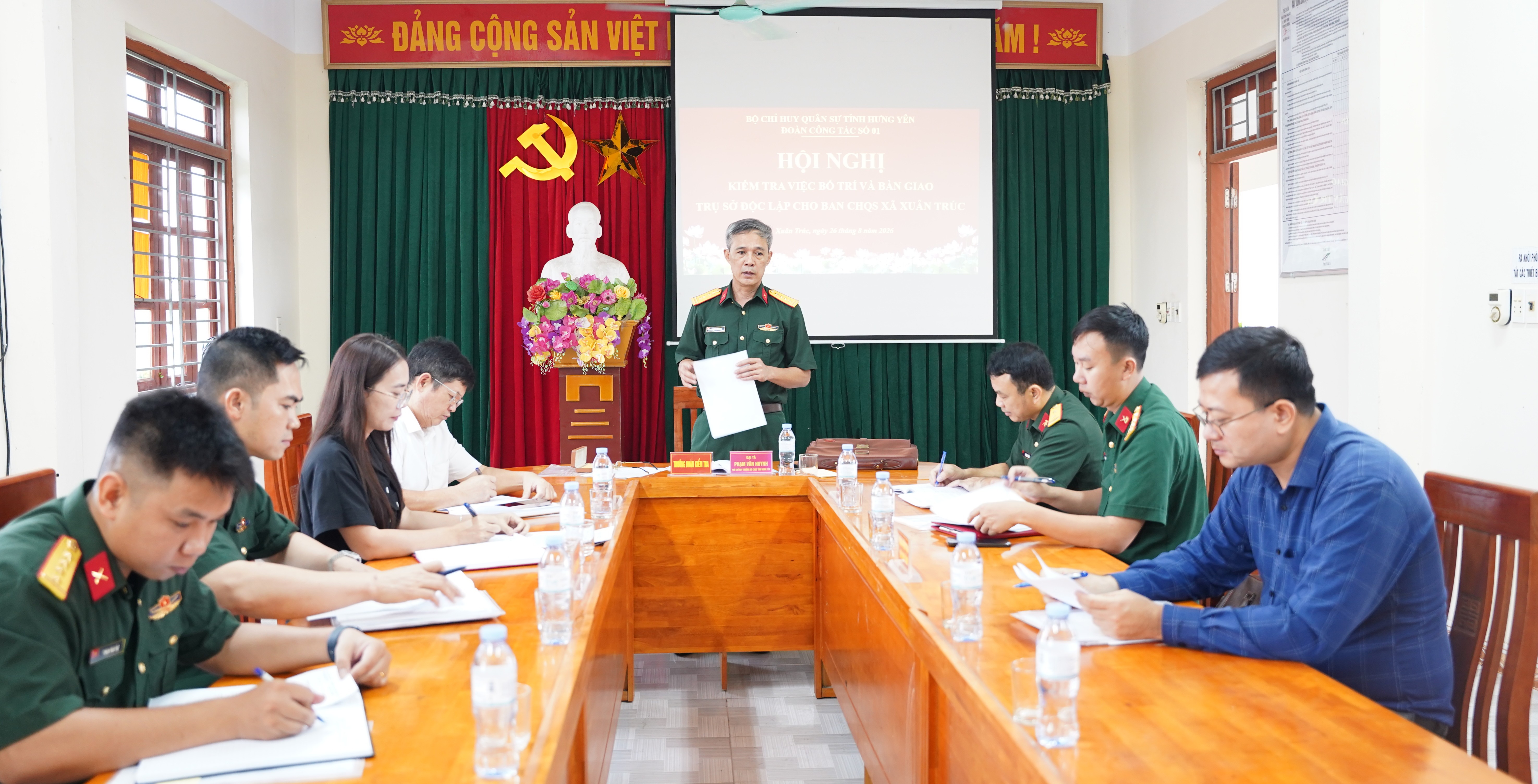 Kiểm tra việc bố trí, bàn giao trụ sở độc lập cho Ban Chỉ huy Quân sự xã Xuân Trúc