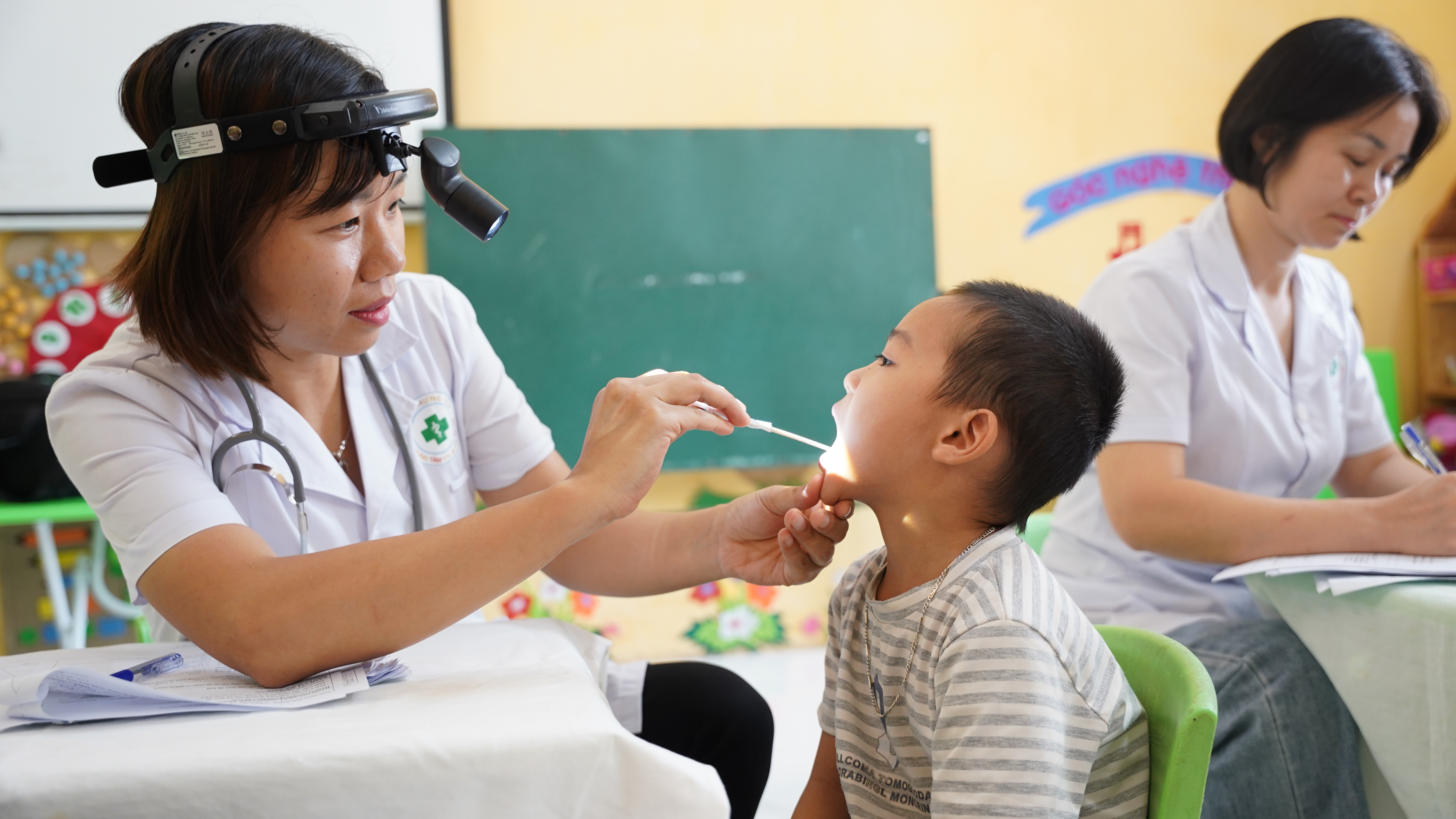 TRẠM Y TẾ XÃ XUÂN TRÚC TỔ CHỨC KHÁM SỨC KHỎE ĐỊNH KỲ CHO TRẺ EM DƯỚI 6 TUỔI TẠI TRƯỜNG MẦM NON VÂN DU