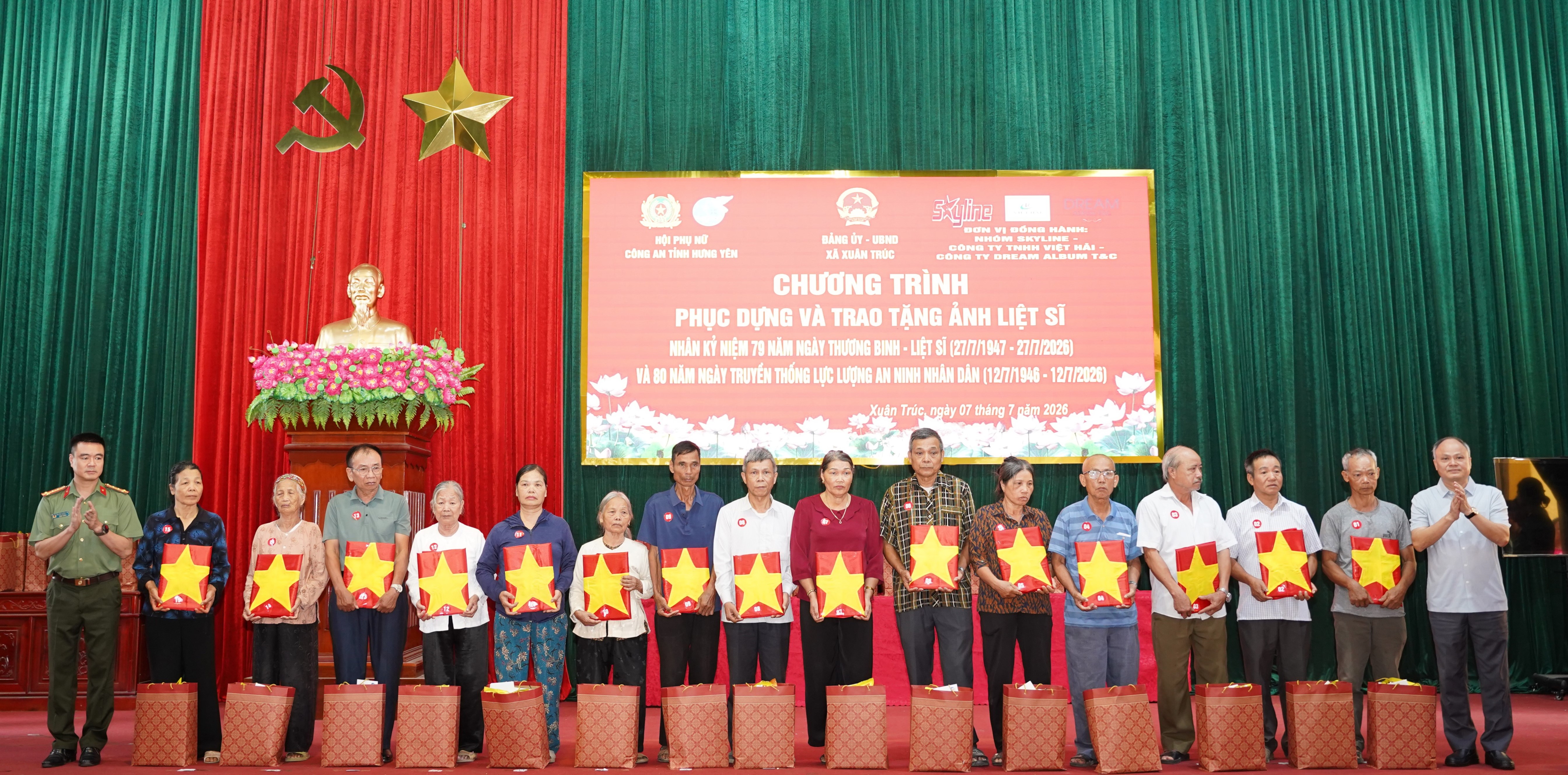 Chương trình "Phục dựng và Trao tặng ảnh liệt sĩ" nhân kỷ niệm 79 năm Ngày Thương binh - Liệt sĩ