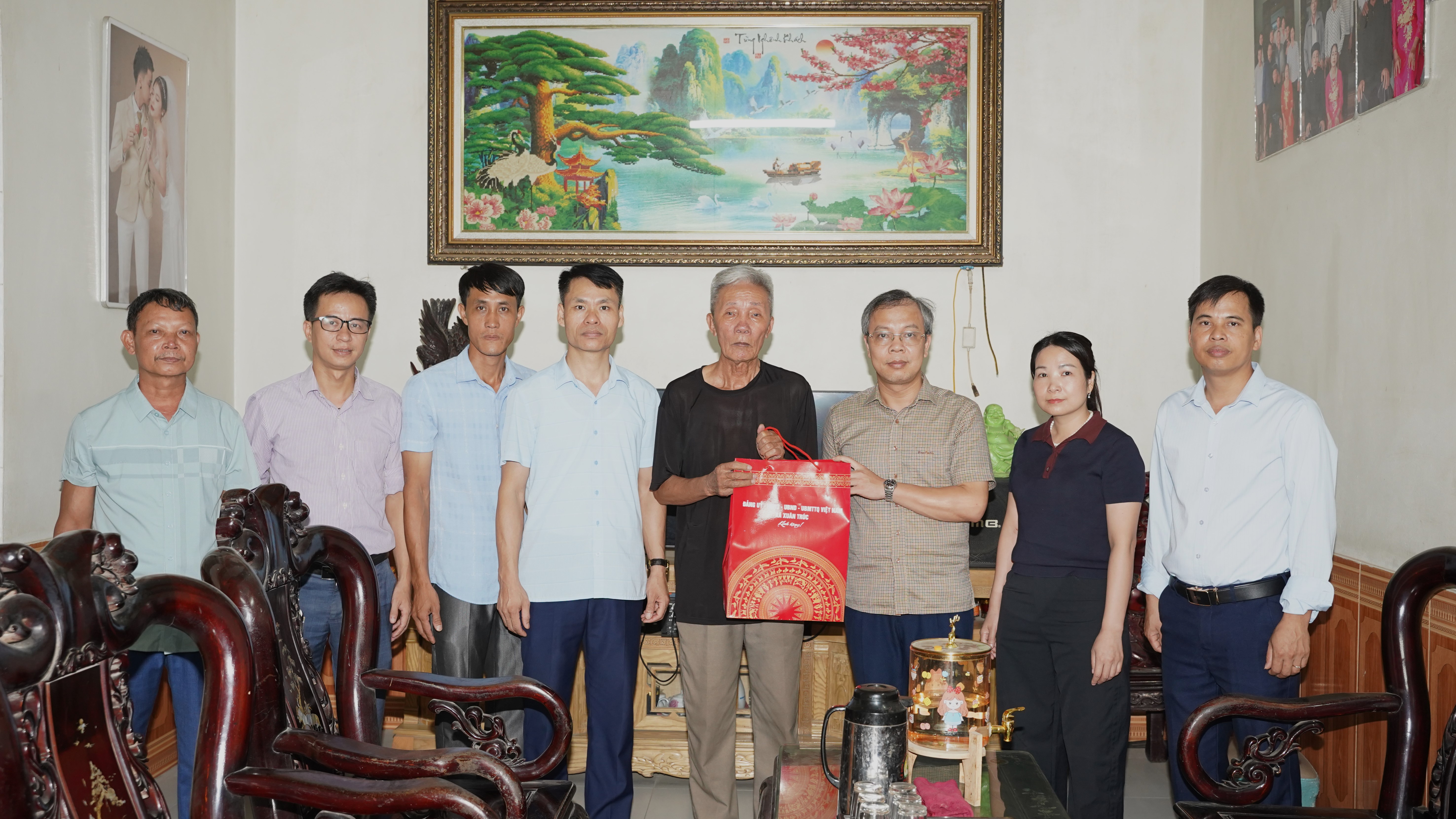 LÃNH ĐẠO XÃ XUÂN TRÚC THĂM, TẶNG QUÀ NGƯỜI CÓ CÔNG NHÂN DỊP KỶ NIỆM 79 NĂM NGÀY THƯƠNG BINH - LIỆT SĨ (27/7/1947 - 27/7/2026)