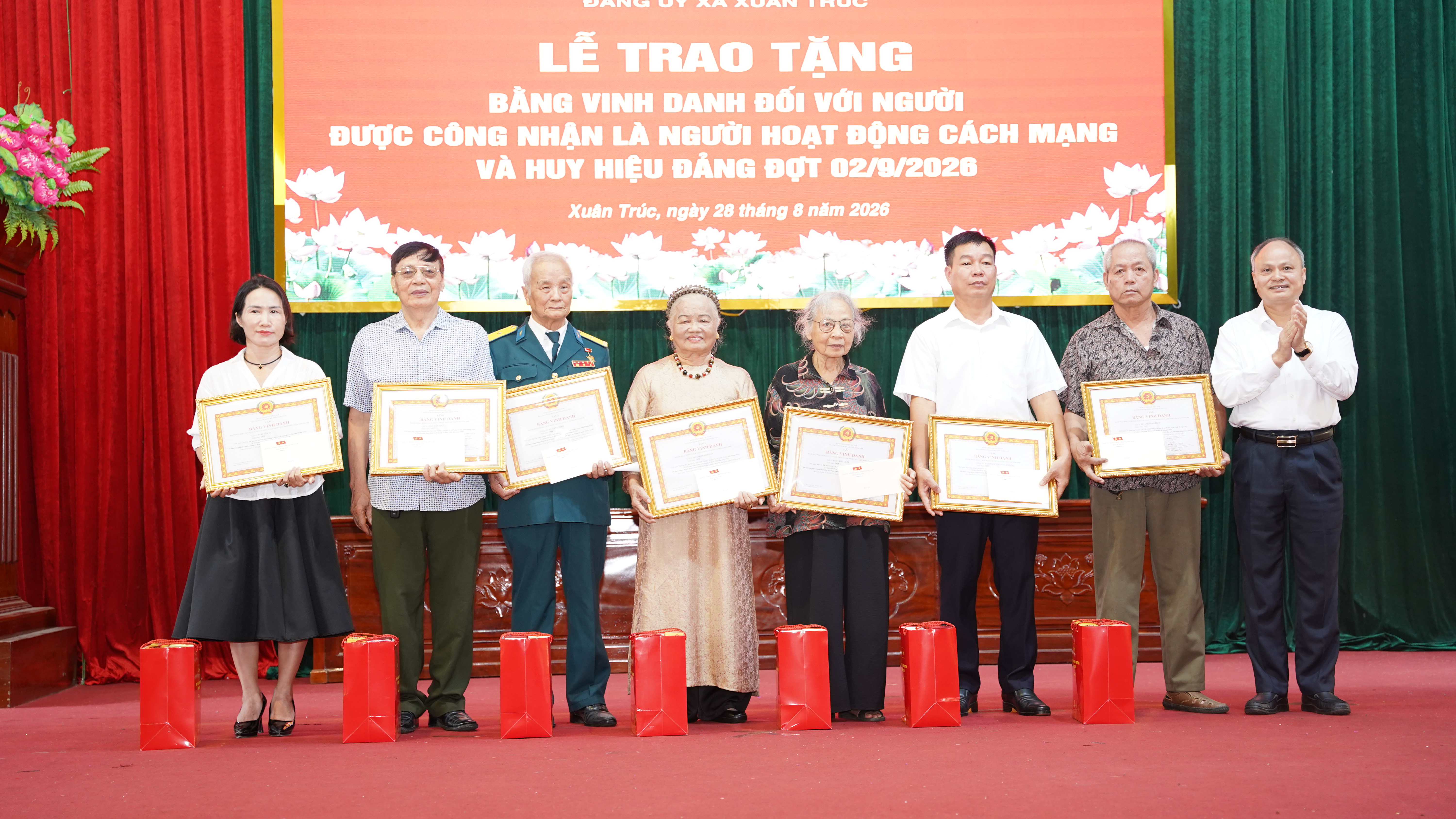Xuân Trúc trao tặng Bằng vinh danh người hoạt động cách mạng và Huy hiệu Đảng đợt 2/9/2026