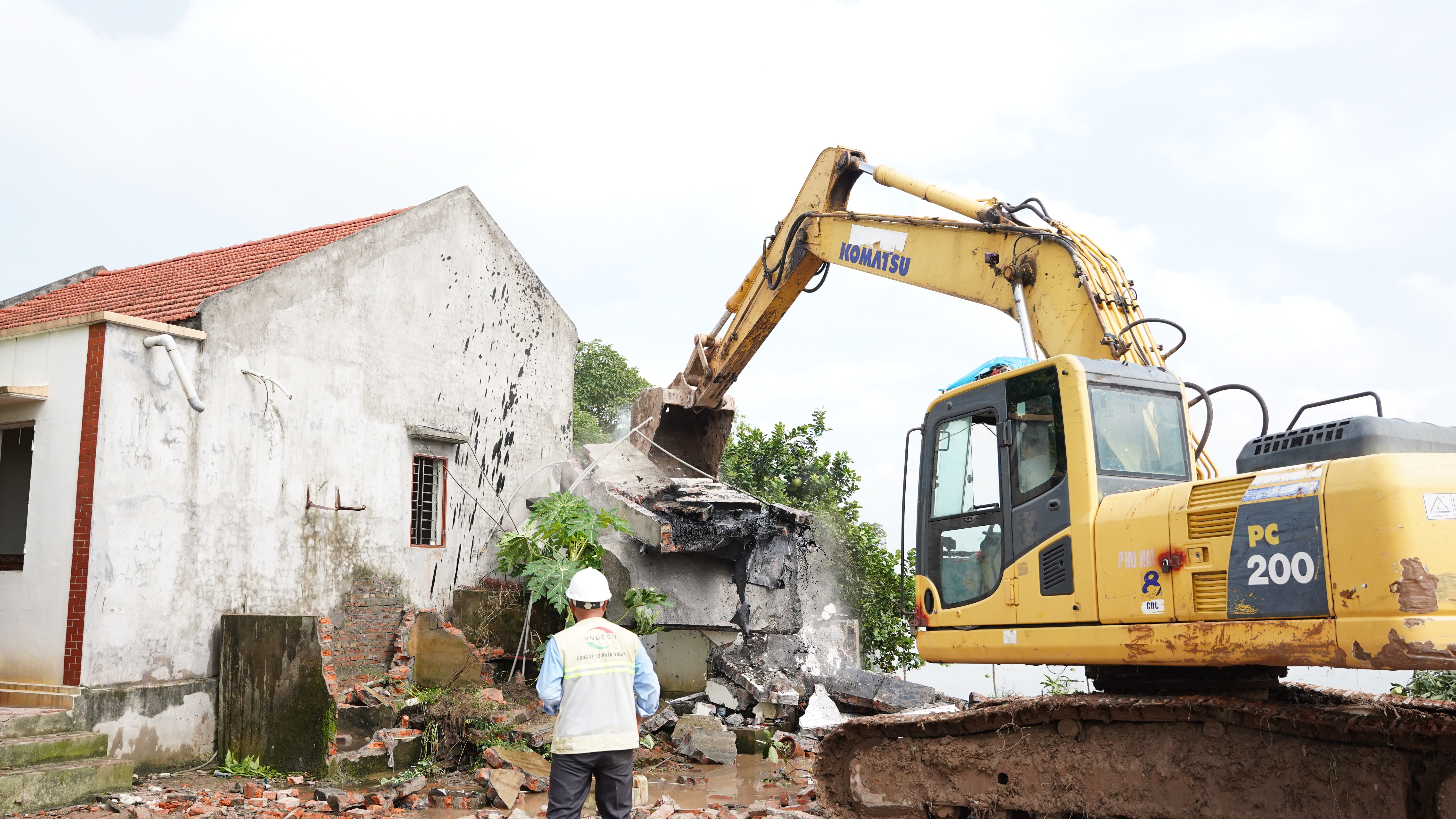 XÃ XUÂN TRÚC TỔ CHỨC CƯỠNG CHẾ THI HÀNH QUYẾT ĐỊNH XỬ PHẠT VI PHẠM HÀNH CHÍNH TRONG LĨNH VỰC ĐẤT ĐAI