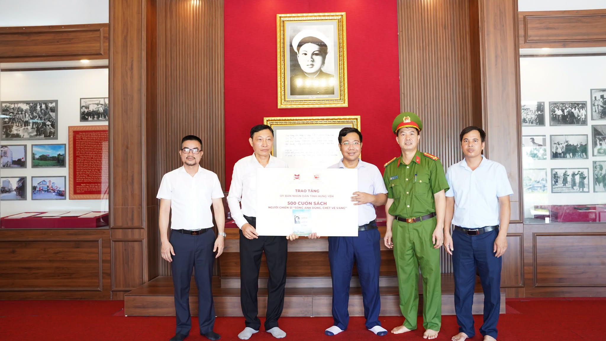 TRAO TẶNG 500 CUỐN SÁCH TẠI KHU LƯU NIỆM ANH HÙNG LIỆT SĨ CAND BÙI THỊ CÚC
