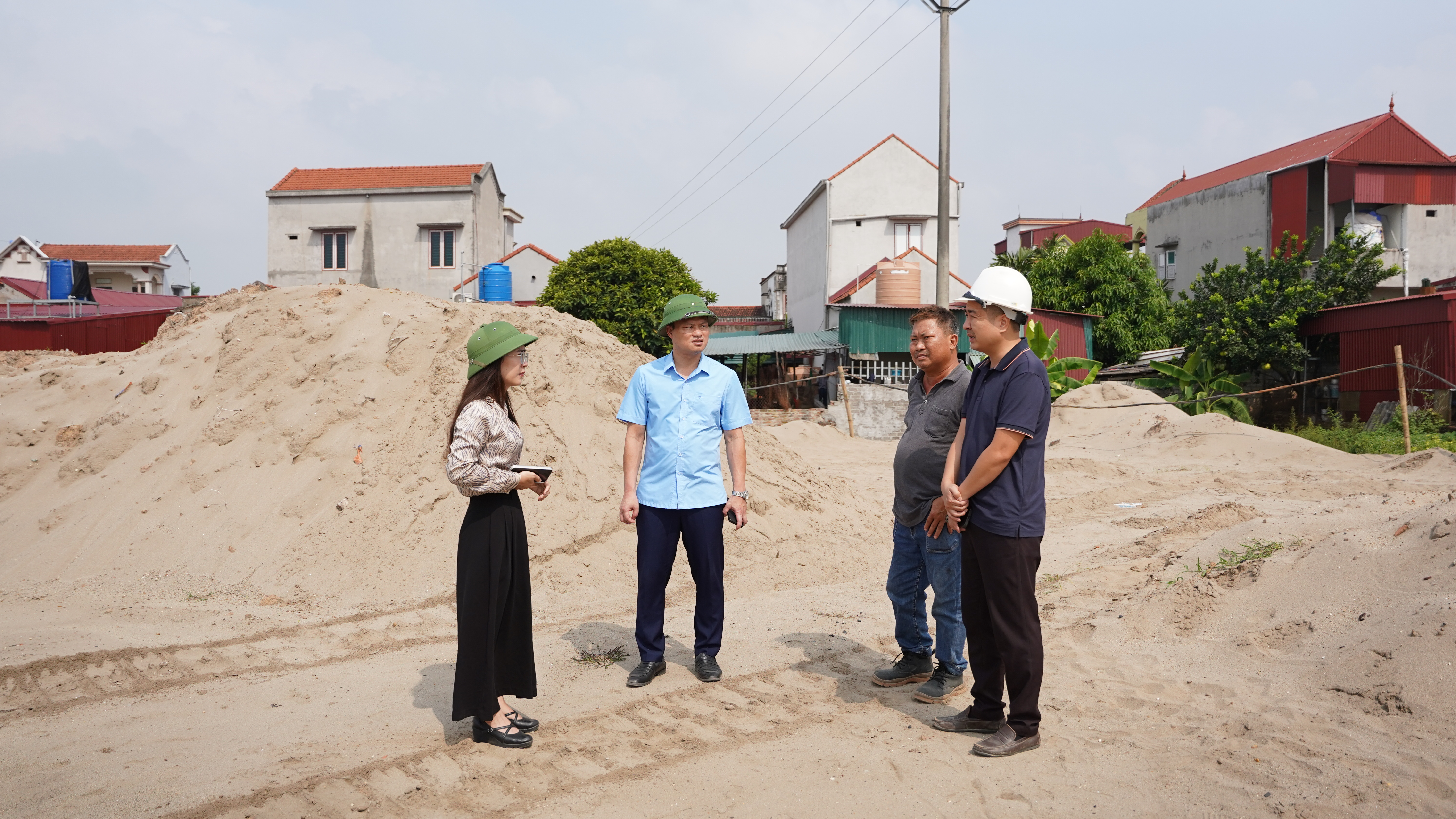 Chủ tịch UBND xã Xuân Trúc kiểm tra một số công trình, dự án trọng điểm trên địa bàn