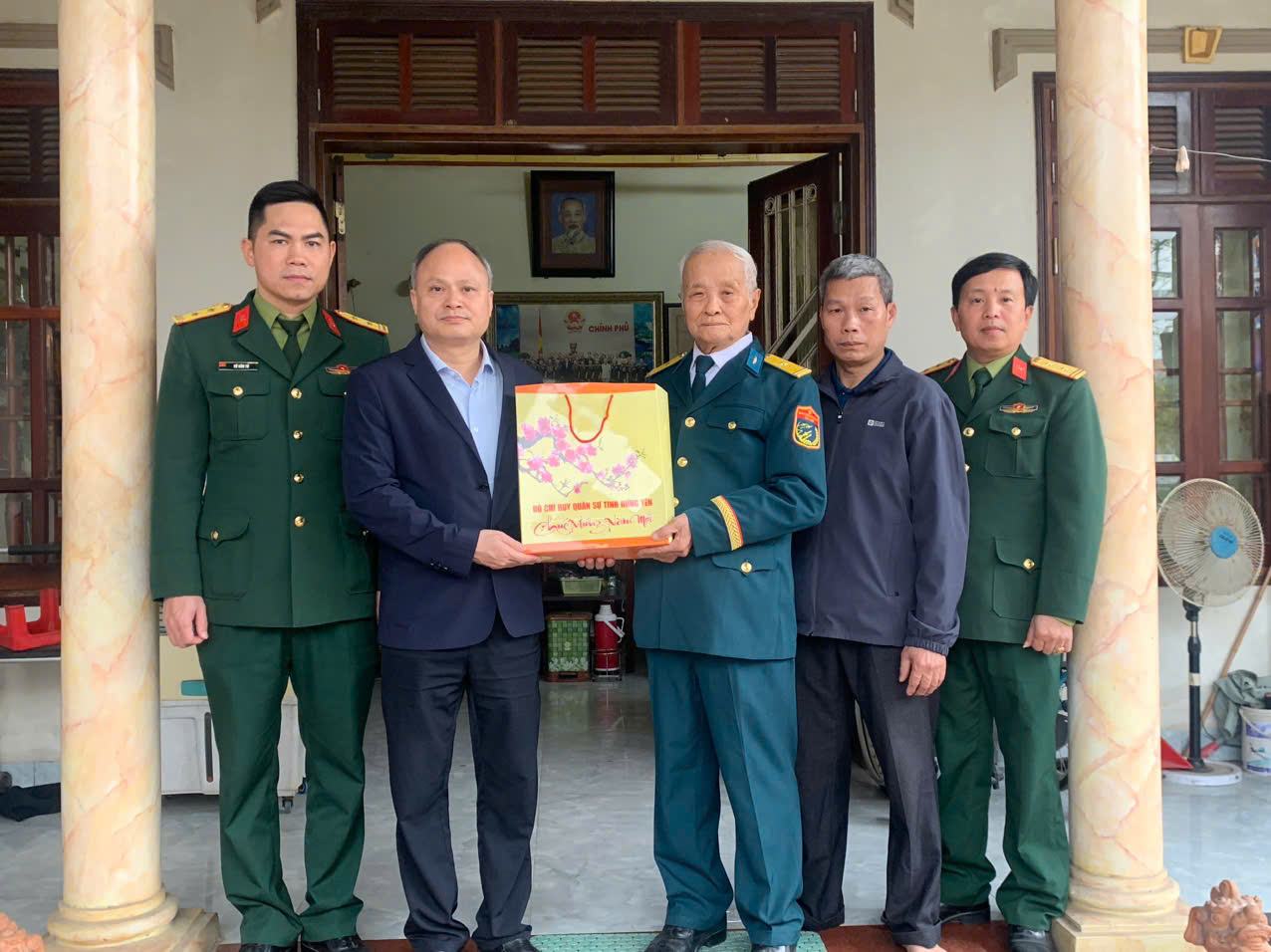 Đồng chí Lê Công Tuấn – Bí thư Đảng ủy, Chủ tịch HĐND xã thăm, tặng quà Tết Anh hùng Lực lượng vũ trang nhân dân Vũ Đức Chính