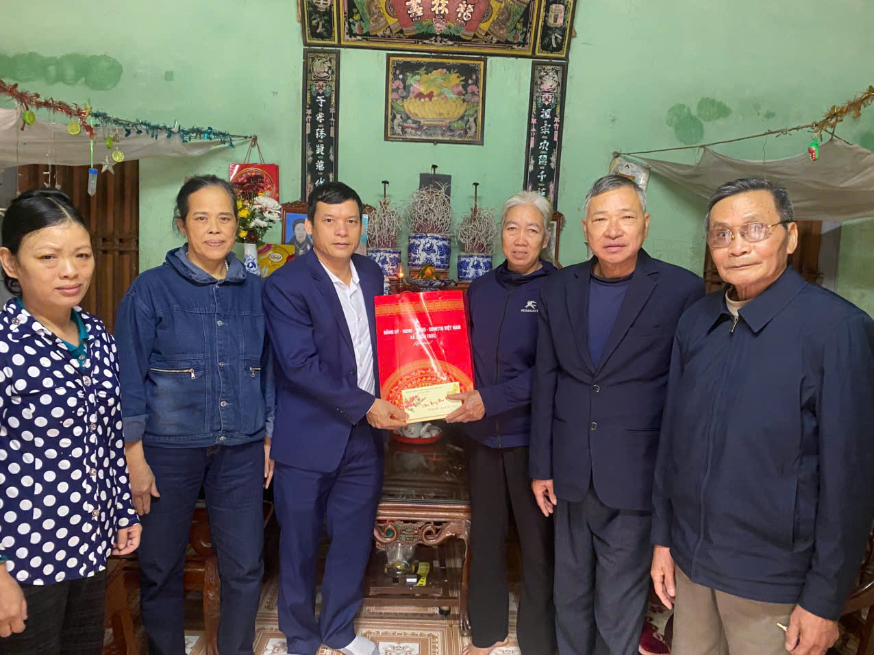 Đồng chí Hoàng Văn Vị – Ủy viên Ban Thường vụ Đảng ủy, Chủ tịch Ủy ban MTTQ xã  trao quà Tết cho các đảng viên cao tuổi Đảng và gia đình chính sách trên địa bàn xã.