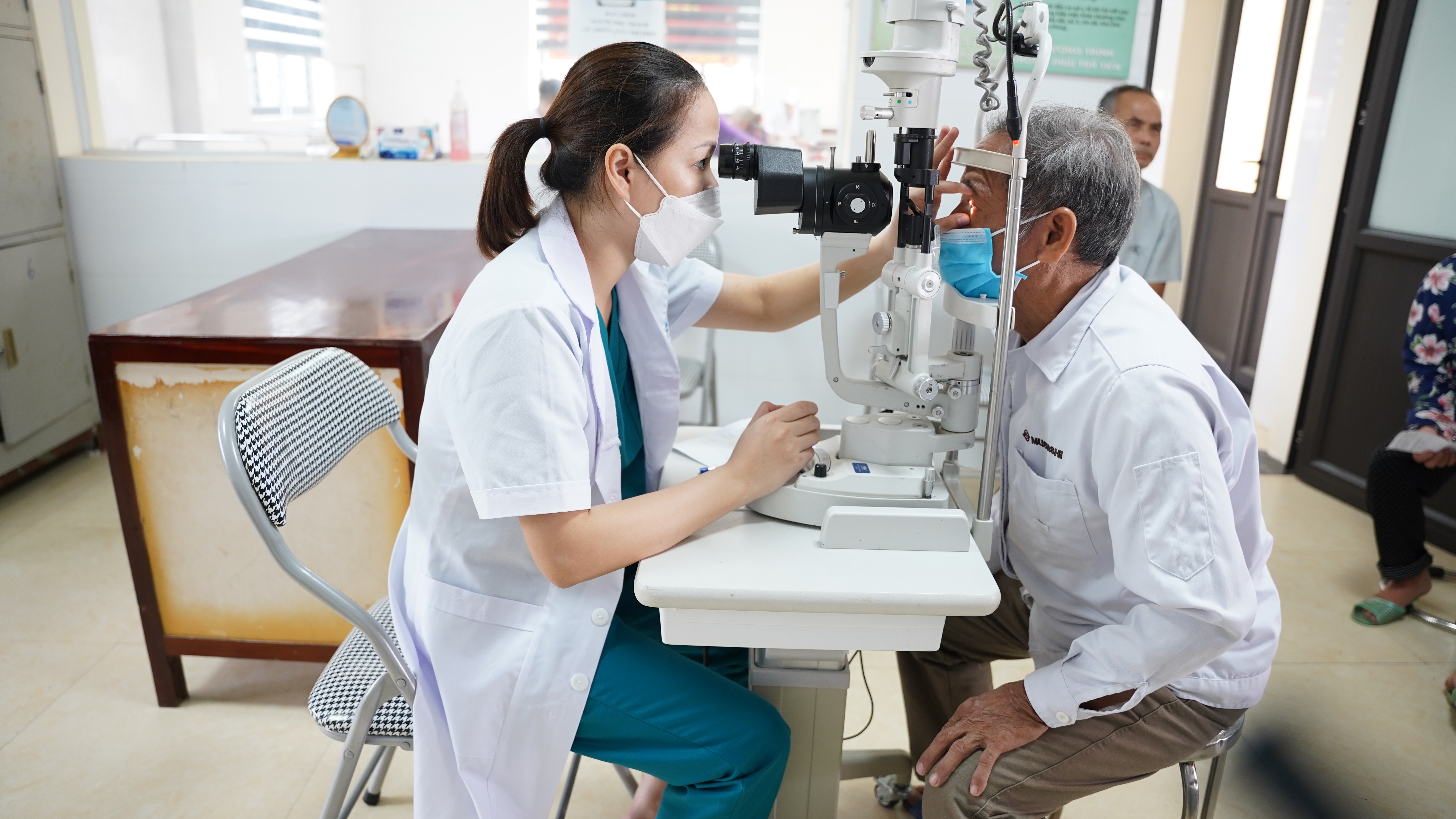 Khám, tư vấn các bệnh lý về mắt cho người cao tuổi trên địa bàn xã Xuân Trúc